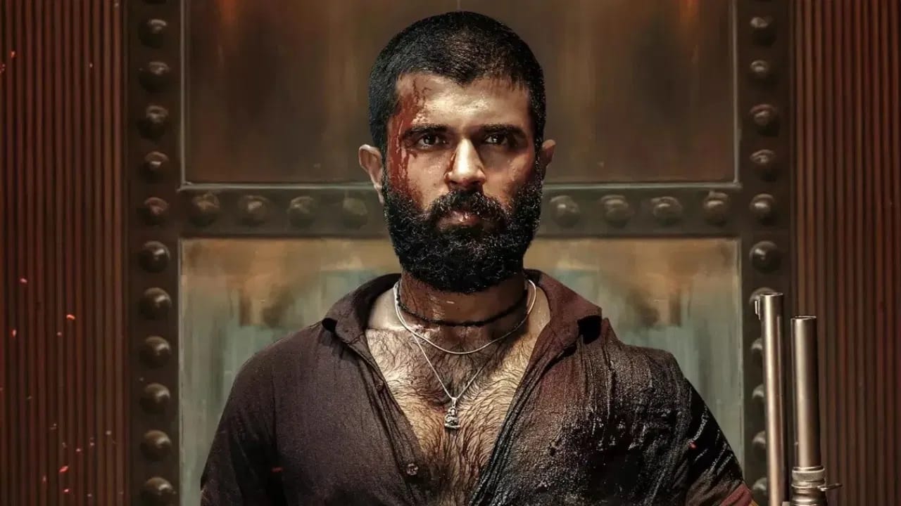 ആരാധകരുടെ പ്രതീക്ഷകള് ഒട്ടും തെറ്റിക്കാതെ വിജയ് ദേവരകൊണ്ട നായകനായ കിങ്ഡം തിയേറ്ററുകളില് മികച്ച പ്രതികരണവുമായി മുന്നേറുകയാണ്. റീലിസിനു മുമ്പ് തന്നെ ചിത്രത്തിന് വന് ഹൈപ്പാണ് ലഭിച്ചത്. കിങ്ഡം കണ്ടവര്ക്കെല്ലാം ചിത്രത്തെക്കുറിച്ച് നല്ലത് മാത്രമേ പറയാനുള്ളൂ (Image Credits: Social Media)