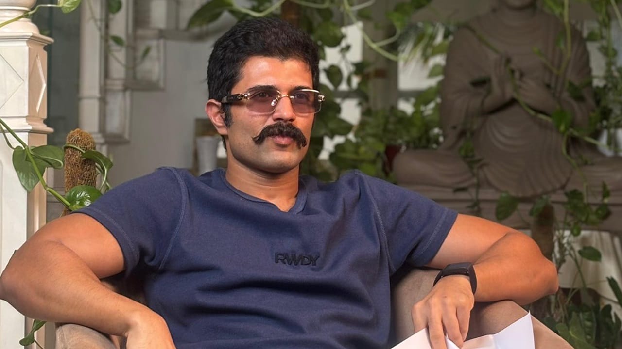 കഴിഞ്ഞ കുറച്ചു മാസങ്ങളായി അദ്ദേഹത്തോടൊപ്പം വളരെയധികം സമയം ചെലവഴിച്ചു. ഇപ്പോള് അദ്ദേഹത്തെ കിഡ്നാപ്പ് ചെയ്യാന് താന് കൂടുതല് ആഗ്രഹിക്കുന്നുവെന്നും വിജയ് ദേവരകൊണ്ട തമാശരൂപേണ പറഞ്ഞു (Image Credits: facebook.com/TheDeverakonda)