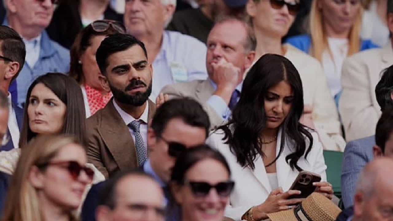 Virat Kohli: ജോക്കോവിച്ചിനെ പിന്തുണച്ച് അനുഷ്കയോടൊപ്പം ഗാലറിയില്; വിംബിള്ഡണില് ചങ്കിന്റെ മത്സരം കോഹ്ലിയെത്തി Virat Kohli: ജോക്കോവിച്ചിനെ പിന്തുണച്ച് അനുഷ്കയോടൊപ്പം ഗാലറിയില്; വിംബിള്ഡണില് ചങ്കിന്റെ മത്സരം കോഹ്ലിയെത്തി