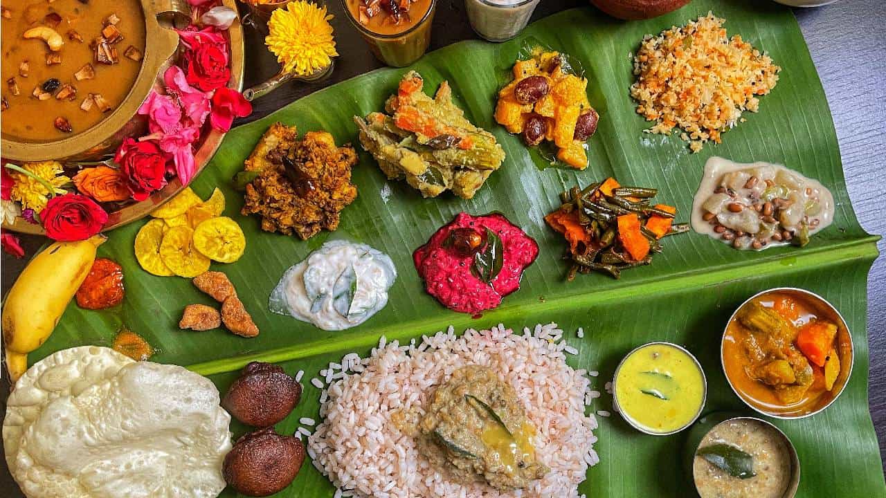 Aranmula Vallasadya: രുചിപ്പെരുമയിൽ കേമൻ, വെപ്പിലും വിളമ്പിലും വ്യത്യസ്തത! ഇലയിലെത്തുന്നത് 64 വിഭവങ്ങൾ; അറിയാം ആറന്മുള വള്ളസദ്യ Aranmula Vallasadya: രുചിപ്പെരുമയിൽ കേമൻ, വെപ്പിലും വിളമ്പിലും വ്യത്യസ്തത! ഇലയിലെത്തുന്നത് 64 വിഭവങ്ങൾ; അറിയാം ആറന്മുള വള്ളസദ്യ