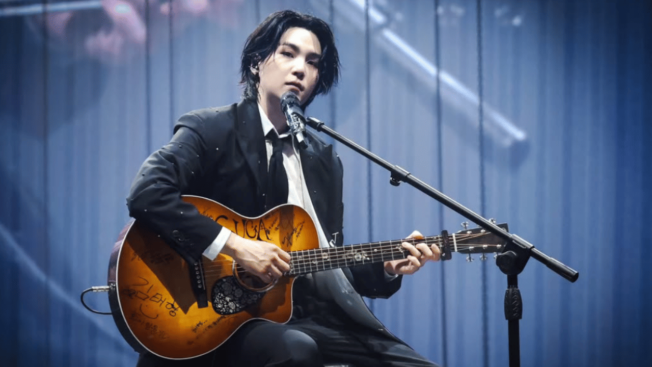 അതേസമയം ആർമിക്ക് മറ്റൊരു അർത്ഥം കൂടി ബിടിഎസ് അം​ഗമായ ഷു​ഗ നൽകിയിട്ടുണ്ട്. ഫ്രഞ്ചിൽ ആമി എന്നാൽ കൂട്ടുകാർ എന്നാണ് അർത്ഥമെന്ന് ഷു​ഗ പറയുന്നു. ആർമി ദിനത്തിൽ ആശംസകൾ അറിയിച്ച് ജിമിനും വിയും ജെ ഹോപ്പും എത്തിയിരുന്നു.