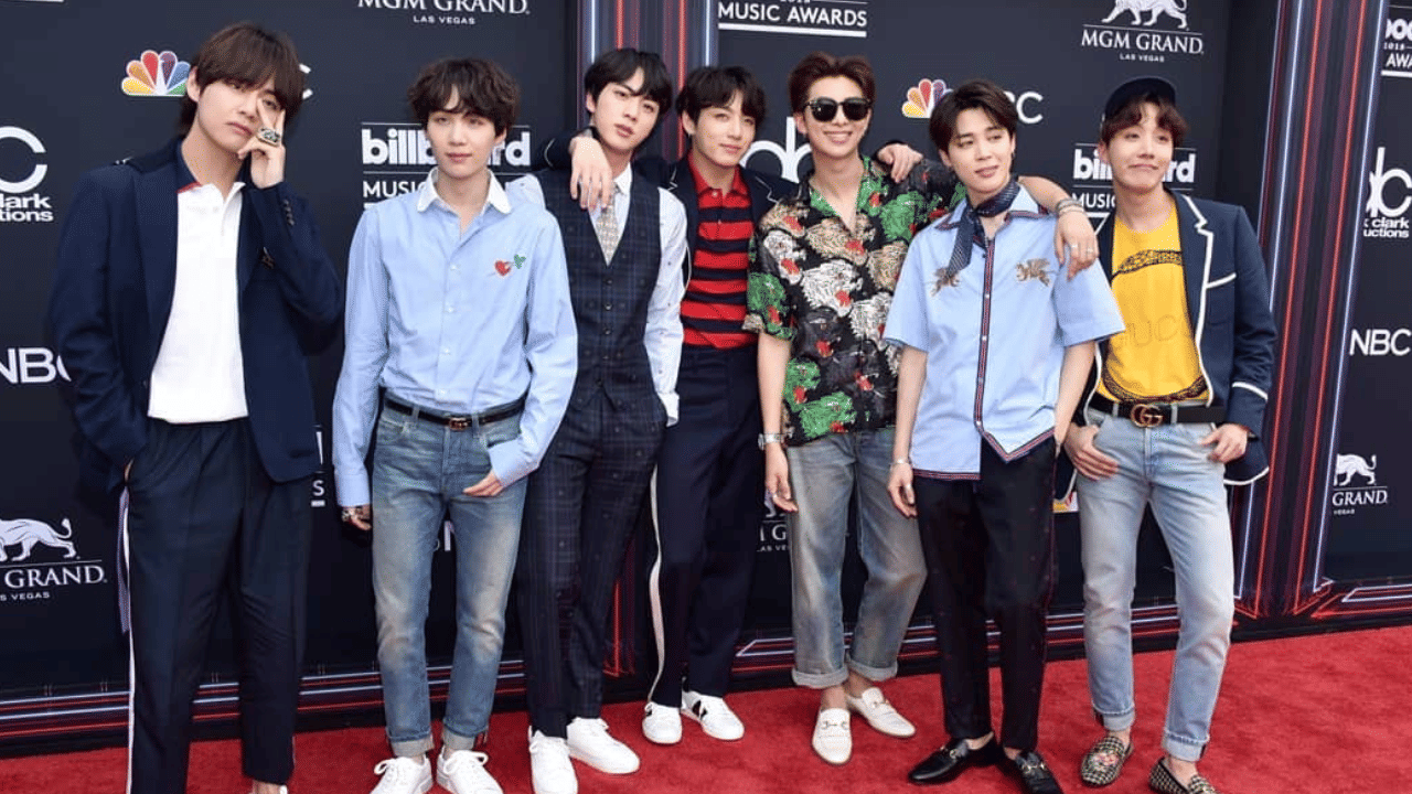 കഴിഞ്ഞ രണ്ട് വർഷത്തിലേറെയായി ബിടിഎസിന്റെ ആൽബങ്ങളൊന്നും പുറത്തിറങ്ങിയിരുന്നില്ല. എന്നാൽ ആർമിക്ക് ഏറെ സന്തോഷം നൽകുന്ന വാർത്തയാണ് ഇപ്പോൾ പുറത്ത് വരുന്നത്. കണക്കുകൾ പ്രകാരം, ഈയാഴച്ചയിലെ ബിൽബോർഡ്  200ൽ വീണ്ടും ബിടിഎസ് ഇടംനേടിയിരിക്കുകയാണ്. (Image Credit: Instagram)