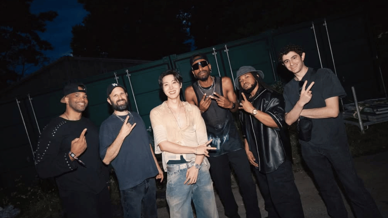 ജർമനിലെ ഏറ്റവും വലിയ വാർഷിക സംഗീതോത്സവങ്ങളിലൊന്നാണ് ലൊല്ലപലൂസ. ഈ പരിപാടിക്ക് ശേഷം ജെ ഹോപ്പ് ജർമനിലേക്ക് പോയിരിക്കുകയാണ്. ഏറ്റവും വലിയ വാർഷിക സംഗീതോത്സവങ്ങളിലൊന്നായ ലൊല്ലപലൂസയിൽ പോകും. പുതിയ ആൽബത്തിനായി ബിടിഎസ് താരങ്ങളെല്ലാം നിലവിൽ ലോസ്ആഞ്ചൽസിലാണ്. (Photo Credits: BTS J Hope Instagram)