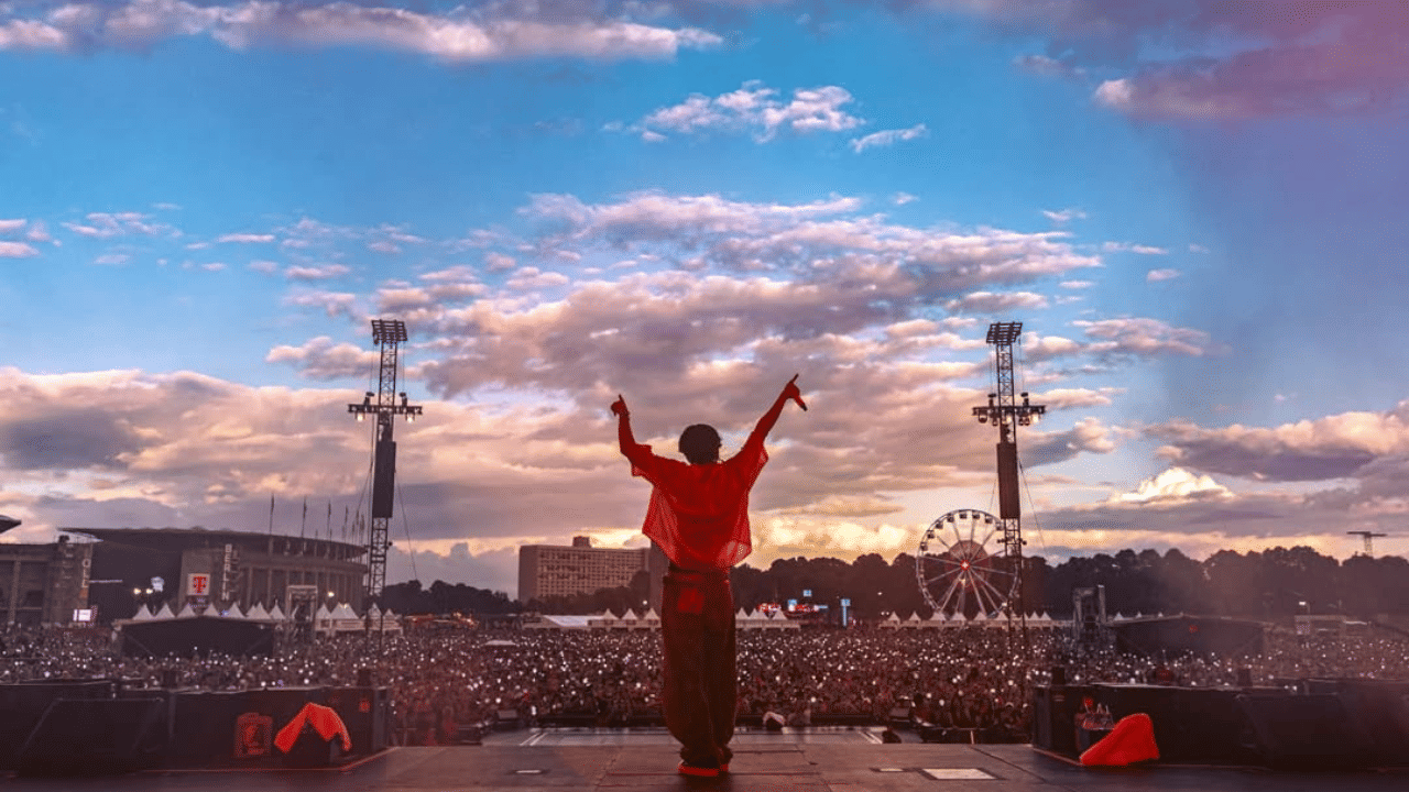 ലോല്ലാപലൂസ ബെർലിനിൽ 90 മിനിറ്റ് നീണ്ടുനിന്ന ഒരു ഷോയിൽ 21 ഗാനങ്ങളാണ് ജെ ഹോപ്പ് അവതരിപ്പിച്ചത്. ഏകദേശം 60,000ലധികം വരുന്ന കാണികളെ തന്റെ പ്രകടനത്തിലൂടെ ജെ ഹോപ്പ് രസിപ്പിച്ചു. (Photo Credits: BTS J Hope Instagram)