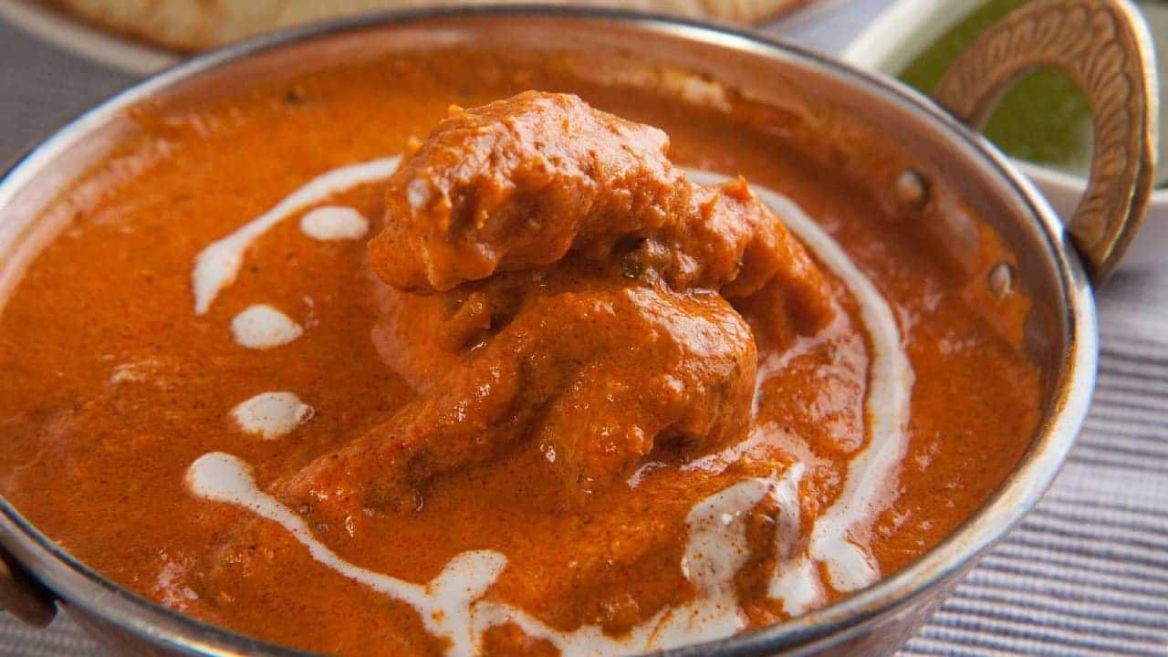 തേങ്ങാപ്പാലില്‍ വേവിച്ച മാങ്ങയിട്ട മീന്‍കറി കഴിക്കണോ? വാസുവേട്ടന്റെ കടയിലേക്ക് വിട്ടോളൂ