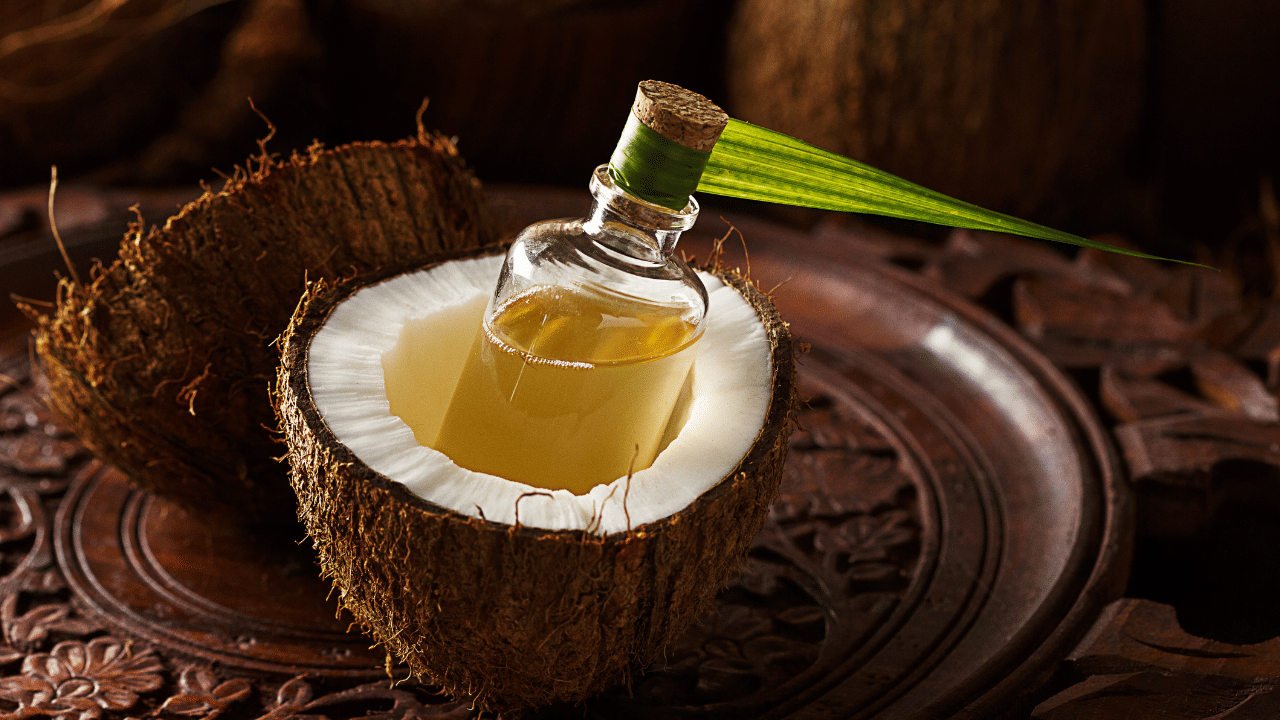 Coconut oil price hike: പകുതി വിലക്ക് പോലും വെളിച്ചെണ്ണ വിൽക്കുന്നു, അപകടം പുറകെ..