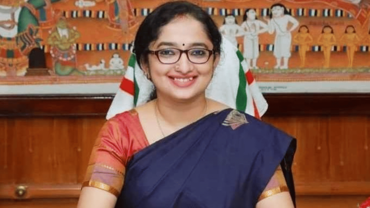 Divya S Iyer IAS: അയ്യോ ഇതെന്തുപറ്റി.. ഇത്രയും നരച്ച മുടി! ഡൈ ചെയ്യാത്തതിന്റെ കാരണം വ്യക്തമാക്കി ദിവ്യ എസ് അയ്യർ ഐഎഎസ് Divya S Iyer IAS: അയ്യോ ഇതെന്തുപറ്റി.. ഇത്രയും നരച്ച മുടി! ഡൈ ചെയ്യാത്തതിന്റെ കാരണം വ്യക്തമാക്കി ദിവ്യ എസ് അയ്യർ ഐഎഎസ്