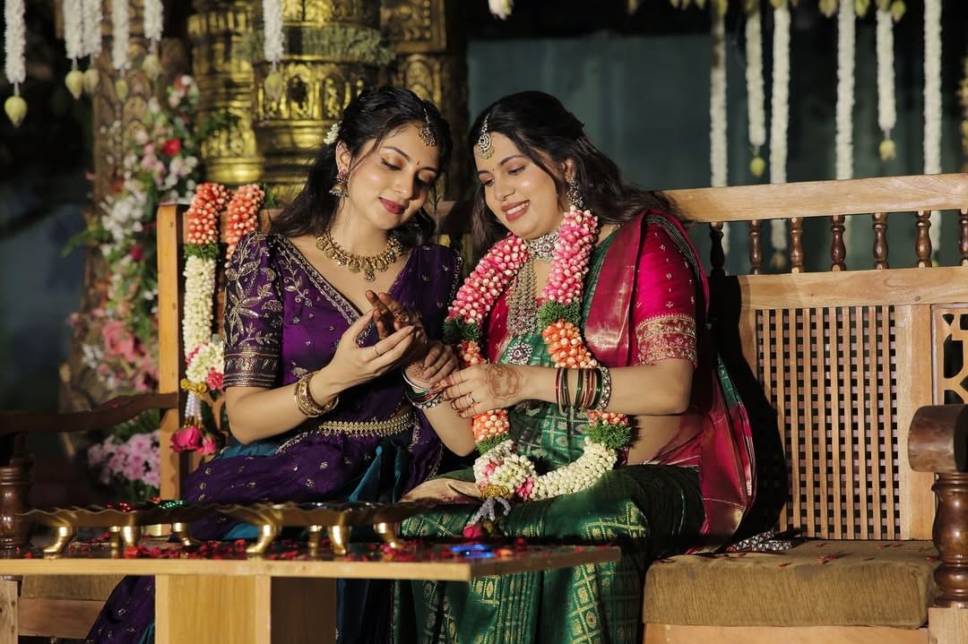 വെെെകാതെ ഓമിയെ കാണാൻ പറ്റുമെന്ന പ്രതീക്ഷയിലാണ് ദിയയുടെ ആരാധകർ.ഇപ്പോഴിതാ തന്റെ പുതിയ വിശേഷങ്ങൾ പങ്കുവച്ച് കൊണ്ടുള്ള താരത്തിന്റെ  പുതിയ വീഡിയോ ആണ് പ്രേക്ഷക ശ്ര​ദ്ധ നേടുന്നത്. ഇതിനിടെയിൽ ദിയയെ അമ്മ സിന്ധു കൃഷ്ണ രണ്ട് മൂന്ന് തവണ ഇഷാനി എന്ന് വിളിക്കുന്നതും കേൾക്കാം. 