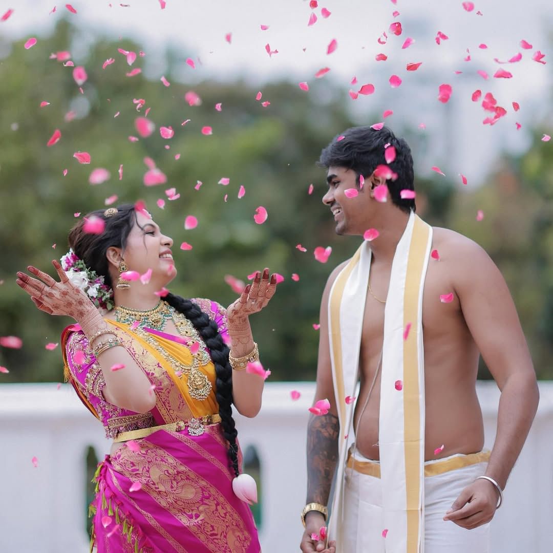 വളരെ സന്തോഷത്തോടെയും പ്രസരിപ്പോടെയും ഓരോ ആഭരണങ്ങളെ കുറിച്ചും വീഡിയോയിൽ ദിയ സംസാരിക്കുന്നുണ്ട്. ഇതോടെ നിരവധി പേരാണ് താരത്തിന് ഉപദേശിച്ച് എത്തുന്നത്.  വിശ്രമിക്കൂവെന്നാണ് ആരാധകർ പറയുന്നത്.