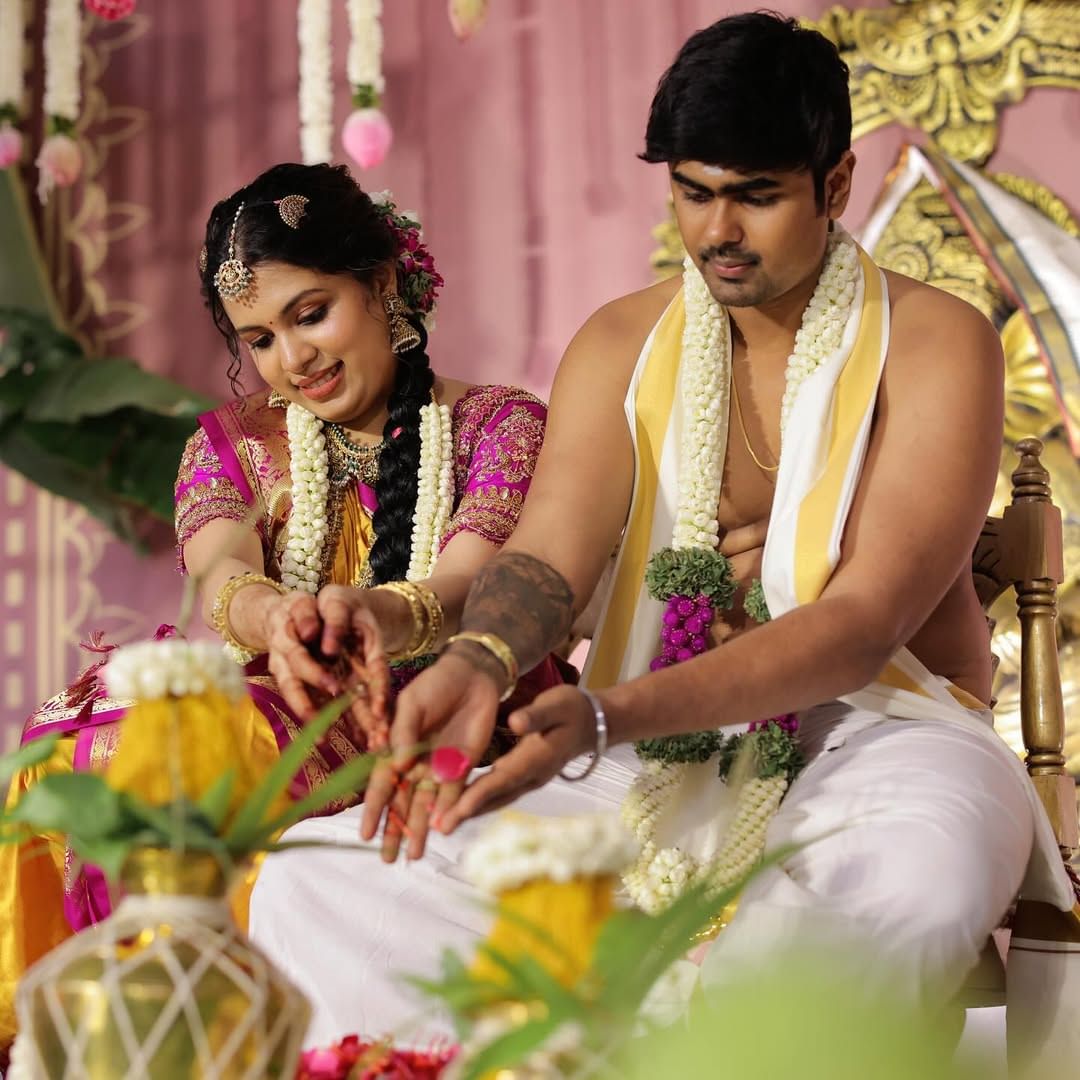 ഈ മാസം അ‍ഞ്ചാം തീയതിയായിരുന്നു നടൻ കൃഷ്ണകുമാറിന്റെ മകളും  സോഷ്യൽ മീഡിയ ഇൻഫ്ലുവൻസറുമായ  ദിയ കൃഷ്ണയ്ക്കും ഭർത്താവ് അശ്വിൻ ​ഗണേഷിനും ആൺ കുഞ്ഞ് പിറന്നത്. സോഷ്യൽ മീഡിയയിൽ സജീവമായ താരം എല്ലാ വിശേഷങ്ങളും ആരാധകരുമായി പങ്കുവച്ചിരുന്നു. (Image Credits:Instagram)