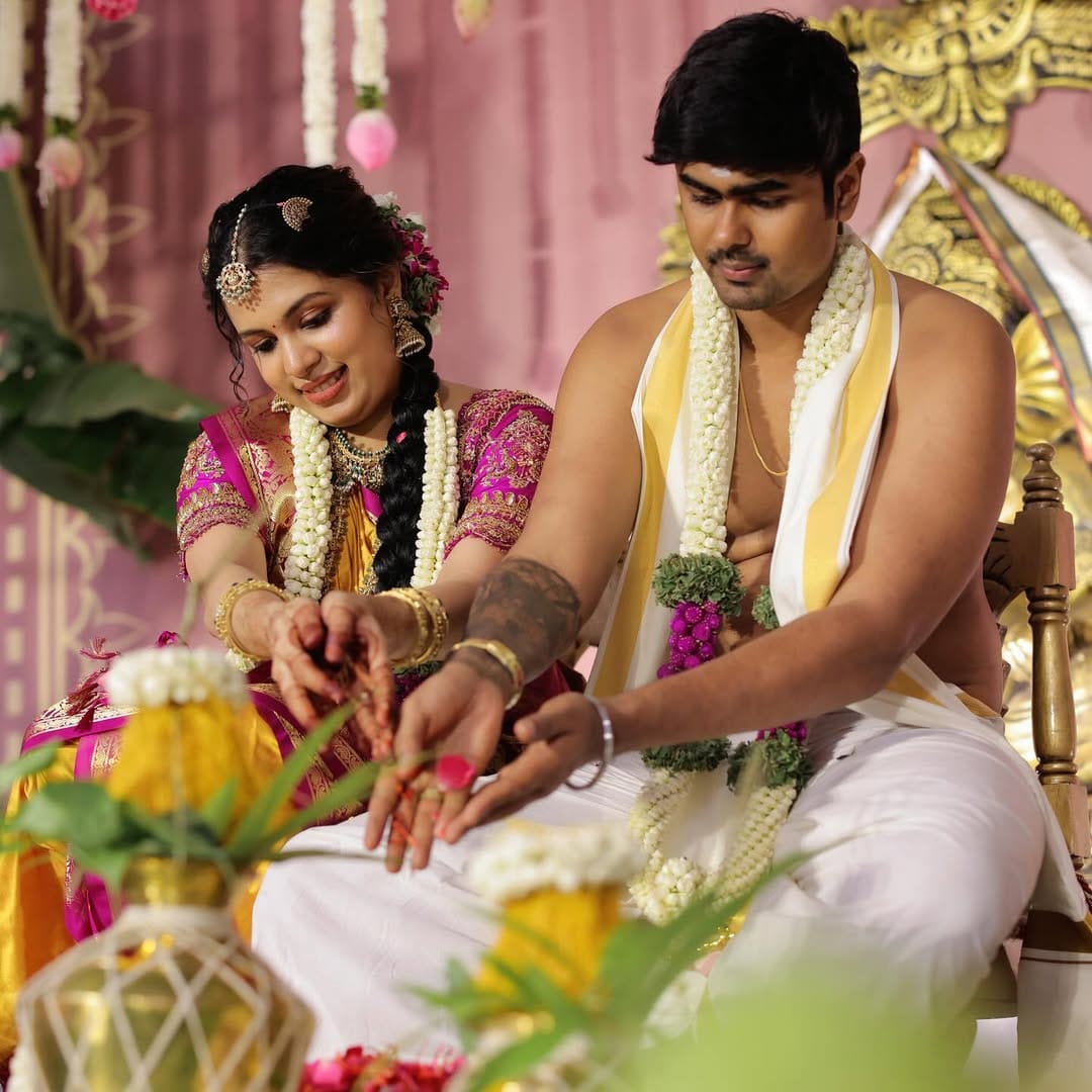 ഈ മാസം അ‍ഞ്ചാം തീയതിയായിരുന്നു നടൻ കൃഷ്ണകുമാറിന്റെ മകളും  സോഷ്യൽ മീഡിയ ഇൻഫ്ലുവൻസറുമായ  ദിയ കൃഷ്ണയ്ക്കും ഭർത്താവ് അശ്വിൻ ​ഗണേഷിനും ആൺ കുഞ്ഞ് പിറന്നത്. സോഷ്യൽ മീഡിയയിൽ സജീവമായ താരം എല്ലാ വിശേഷങ്ങളും ആരാധകരുമായി പങ്കുവച്ചിരുന്നു. (Image Credits:Instagram)