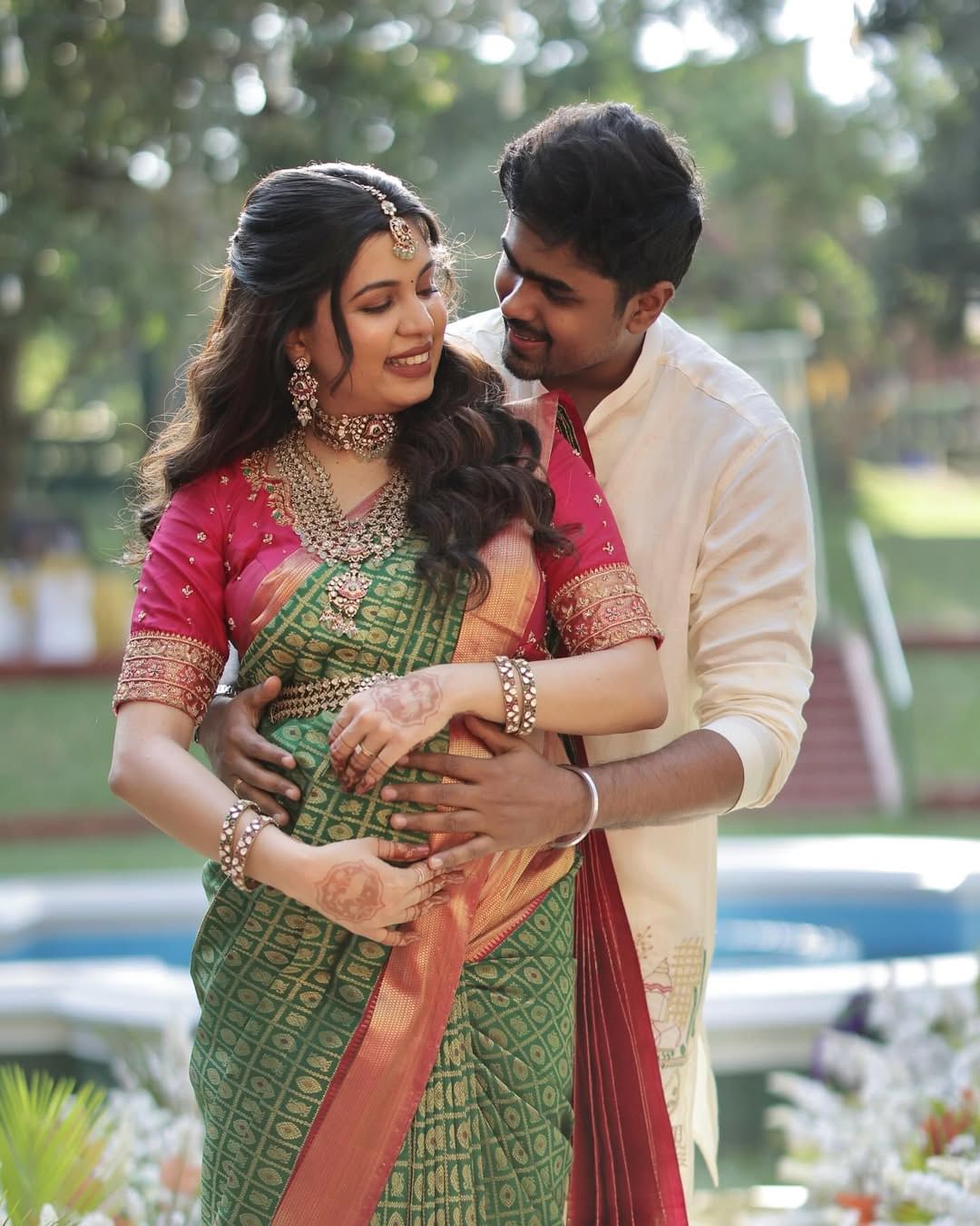കൃഷ്ണ കുമാർ തന്നെയാണ് ഇൻസ്റ്റാഗ്രാമിലൂടെ ഇക്കാര്യം പങ്കുവച്ചത്. വീട്ടിലൊരു പുതിയ അതിഥി എത്തിയെന്നും അമ്മയും കുഞ്ഞും സുഖമായിരിക്കുന്നുവെന്നും അദ്ദേഹം പറഞ്ഞു.ഇപ്പോഴിതാ കുഞ്ഞ് പിറന്നതിന്റെ സന്തോഷം പങ്കുവയ്ക്കുകയാണ് കൃഷ്ണകുമാറിന്റെ കുടുംബം.