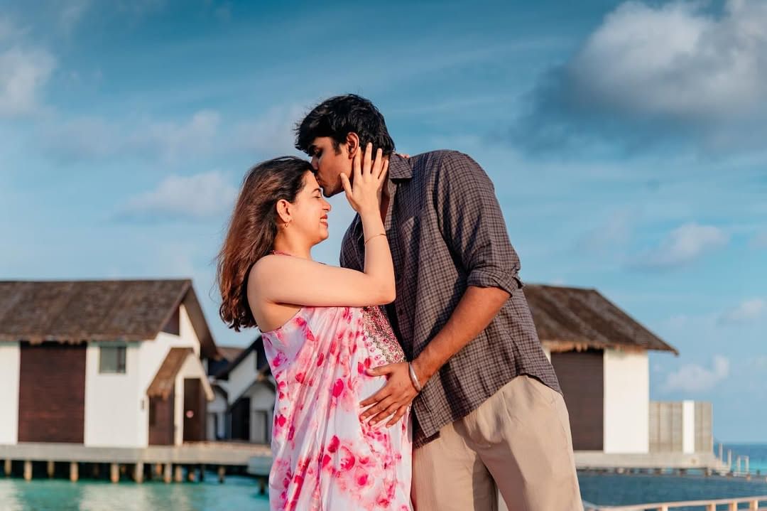 മലയാളികൾക്ക് ഏറെ സുപരിചിതമാണ് നടനും ബിജെപി നേതാവുമായ കൃഷ്ണകുമാറിന്റെ കുടുംബം. താരം കുടുംബത്തിൽ പുതിയൊരു അതിഥി എത്തിയതിന്റെ സന്തോഷത്തിലാണ് എല്ലാവരും. കൃഷ്ണകുമാറിന്റെ രണ്ടാമത്തെ മകളും സോഷ്യൽ മീഡിയ ഇൻഫ്ലുവൻസറുമായ ദിയ കൃഷ്ണയ്ക്കും ഭർത്താവ് അശ്വിൻ ഗണേഷിനും കഴിഞ്ഞ ദിവസമാണ് ആൺ കുഞ്ഞ് ജനിച്ചത്. (image credits:instagram)