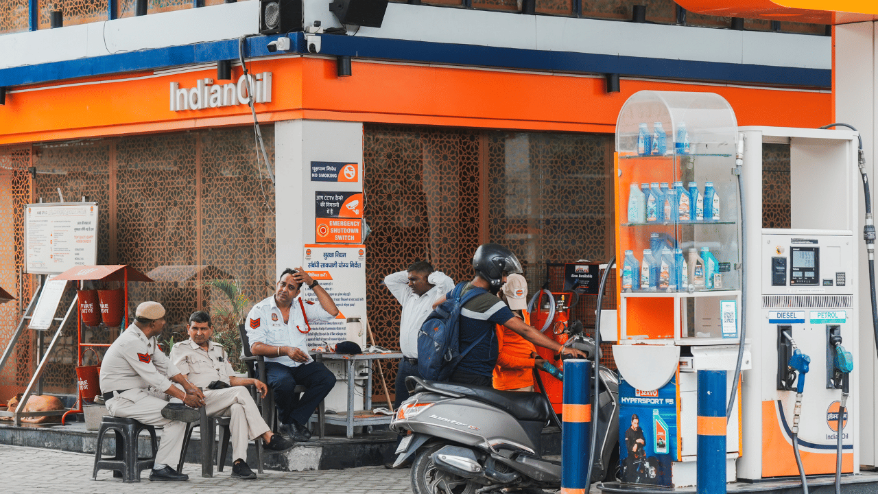 Fuel Prices in Kerala: കൊച്ചിയിൽ നിന്നു പെട്രോൾ അടിച്ചോളൂ... രണ്ടുരൂപ കുറയും, ഇന്നത്തെ ഇന്ധനവില