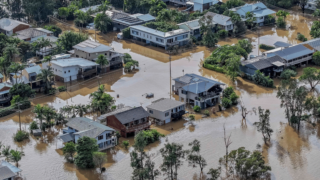 Flood Relief Fund Fraud: പ്രളയ ദുരിതാശ്വാസ ഫണ്ട് തട്ടിപ്പ്; എറണാകുളം കളക്ടറേറ്റിലെ ഉദ്യോഗസ്ഥനെതിരെ നടപടി