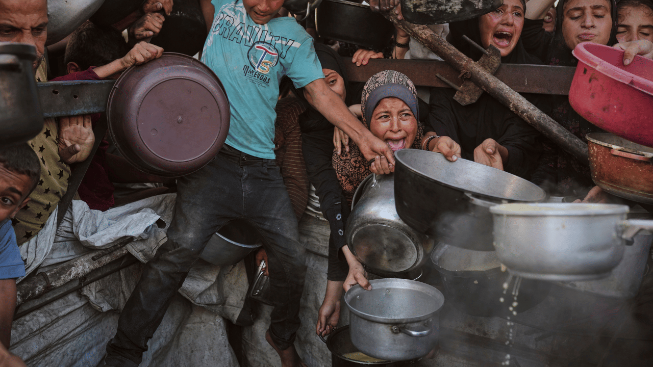 Gaza: മുഴുപട്ടിണിയിൽ ഗാസ; സഹായ പാക്കറ്റുകൾ എയർഡ്രോപ്പ് ചെയ്തതായി ഇസ്രായേൽ, രൂക്ഷ വിമർശനം