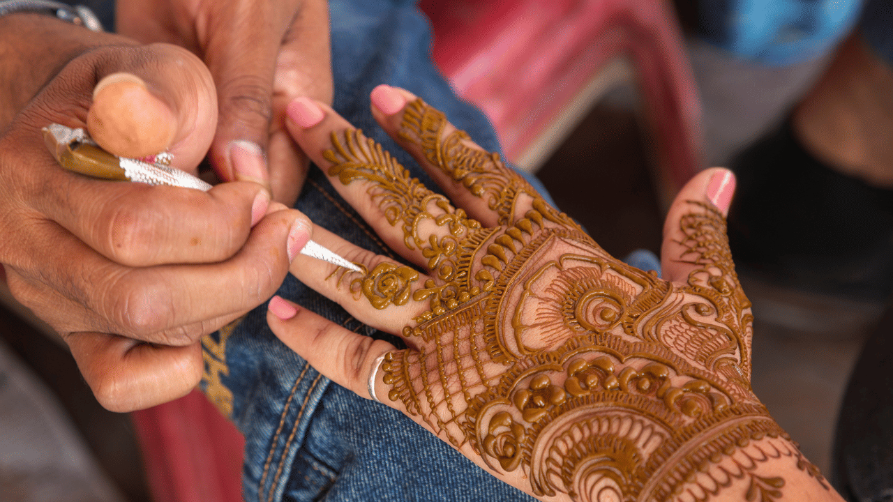 Henna on hands: മാനസികസമ്മർദ്ദം അകറ്റാം, മൈലാഞ്ചി ഇട്ടോളൂ കയ്യിൽ... Henna on hands: മാനസികസമ്മർദ്ദം അകറ്റാം, മൈലാഞ്ചി ഇട്ടോളൂ കയ്യിൽ...