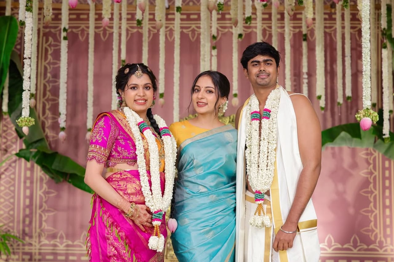 ദിയ കൃഷ്ണയുടെയും അശ്വിൻ ​ഗണേഷിന്റെയും മകൻ ഓമി തന്നെയാണ് കൃഷ്ണ കുമാറിന്റെ കുടുംബത്തിലെ ഇപ്പോഴത്തെ വിശേഷം. കുടുംബത്തിലെ ഓരോരുത്തരും അവരുടെ യൂട്യൂബ് ചാനലുകളിൽ ഇതിന്റെ വിശേഷങ്ങൾ പങ്കുവച്ചും എത്തിയിരുന്നു. എല്ലാ വിശേഷങ്ങളും പങ്കുവയ്ക്കുന്ന ദിയ കൃഷ്ണ മകൻ ഓമിയുടെ മുഖം ഇതുവരെ ആരാധകരെ കാണിച്ചിട്ടില്ല. (Image Credits: Instagram)