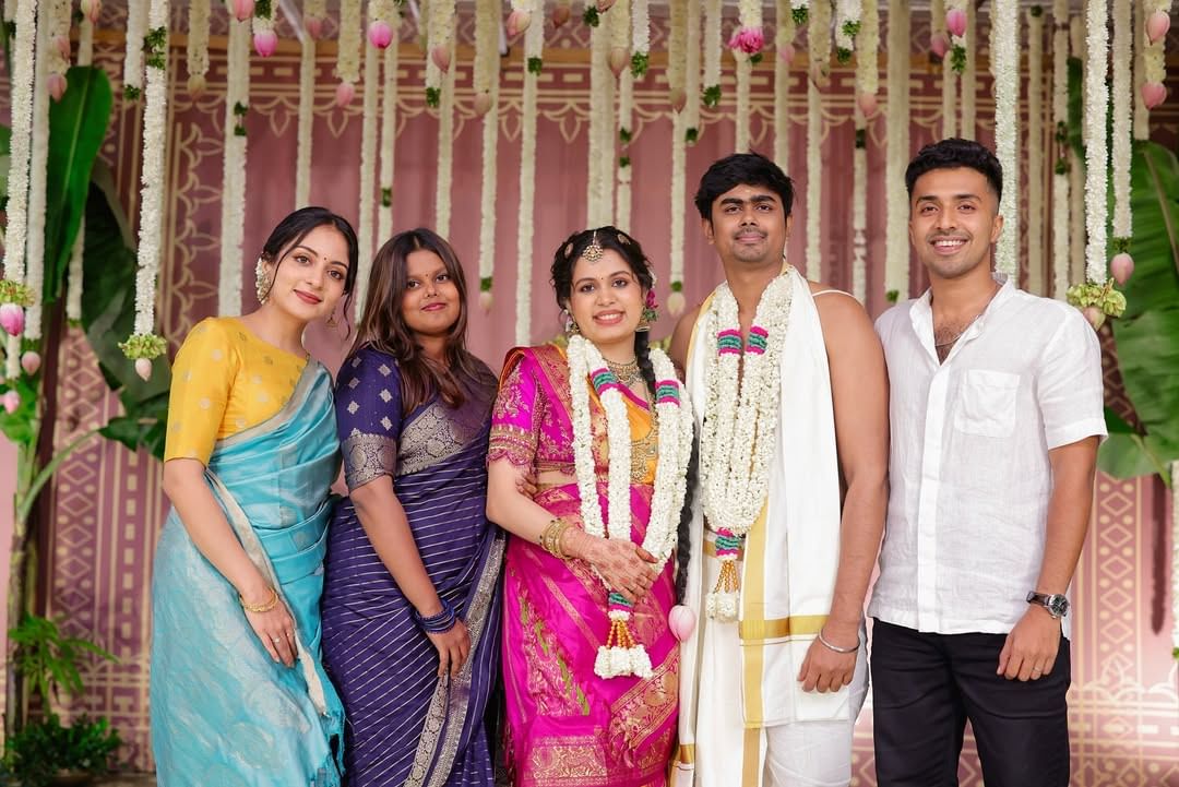 ഇഷാനിയും അർജുനും തമ്മിലുള്ള പ്രണയം ഒരു പരസ്യമായ രഹസ്യമാണ്. ഇഷാനിയും അർജുനും ഇതുവരെ പ്രണയത്തെ കുറിച്ച് പരസ്യമായ ഒരു പ്രതികരണവും നടത്തിയിട്ടില്ല. സിന്ധുവിന്റെ വ്ലോഗുകളിലും അർജുനെ കാണാറുണ്ട്. ഇന്റീരിയർ ഡിസൈനർ ആണ് അർജുൻ എന്നാണ് ആരാധകരുടെ കണ്ടെത്തൽ.