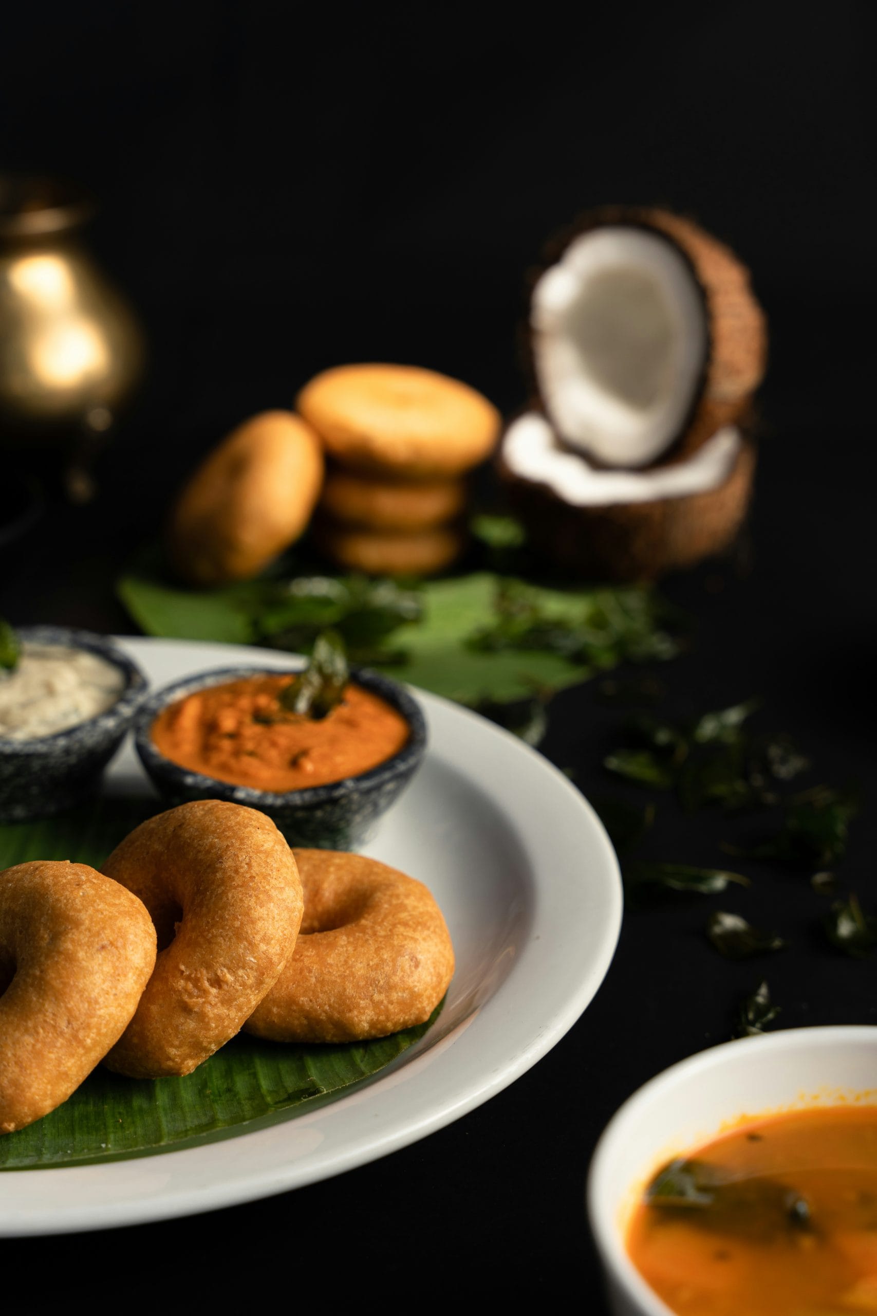 അതുകൊണ്ട്, അടുത്ത തവണ നിങ്ങൾ ഒരു വട കഴിക്കുമ്പോൾ ഇക്കാര്യം ഓർത്ത് കഴിക്കുക. അത് വെറും ഒരു തുളയോ വടക്ക് ഭം​ഗി നൽകാനോ അല്ല, മറിച്ച് ആ തുളയാണ് എല്ലായ്‌പ്പോഴും രുചി, ഘടന, വടയുടെ വേവ് എന്നിവ ഉറപ്പാക്കുന്നത്. (Image Credits: Unsplash/Pexels) 
