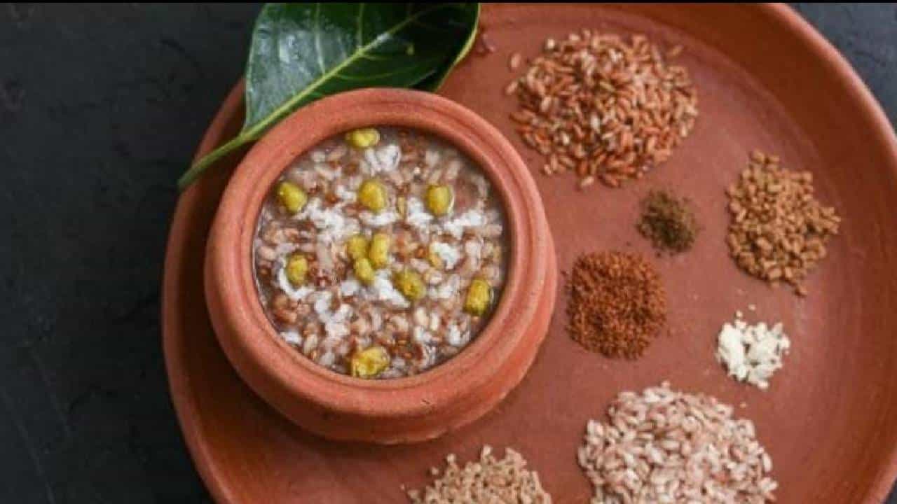 കർക്കിടകം ഇങ്ങെത്തുന്നു! ഇനി അല്പം ആരോഗ്യപരിപാലനമാവാം; കർക്കിടക കഞ്ഞി ഉണ്ടാക്കാം ഇങ്ങനെ കർക്കിടകം ഇങ്ങെത്തുന്നു! ഇനി അല്പം ആരോഗ്യപരിപാലനമാവാം; കർക്കിടക കഞ്ഞി ഉണ്ടാക്കാം ഇങ്ങനെ