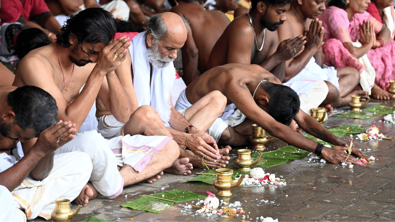 Karkidaka vavu 2025: കർക്കിടക വാവിന് വീട്ടിൽ ബലിയിടുന്നവർ ശ്രദ്ധിക്കേണ്ടത്