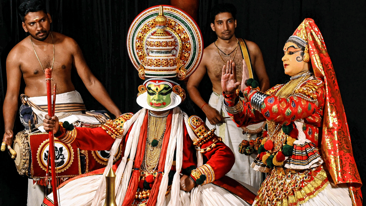 kerala Kathakali: ഈ പൂതന ഹിന്ദിയാണ് പറയുന്നത് .. ഒരു ​ഗോസായി കഥകളിയ്ക്കു പിന്നിൽ ഒരു പെണ്ണുണ്ട്