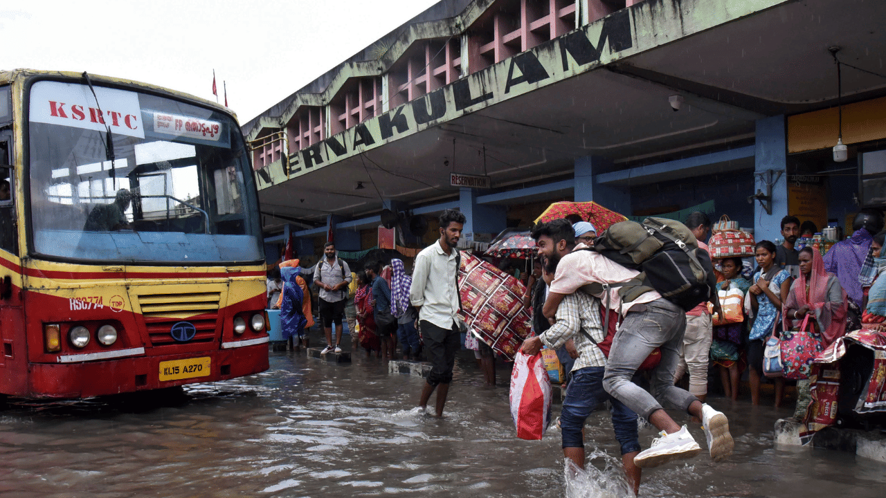 Kerala rain Alert: മാറി മറിഞ്ഞ് മഴ മുന്നറിയിപ്പ്... മൂന്ന് ജില്ലകളിൽ തീവ്രമഴ കൂടെ ഓറഞ്ച് അലർട്ടും
