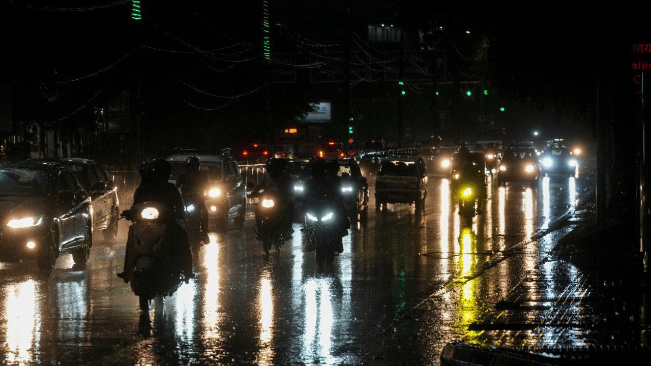 Kerala Rain Alert: പെരുമഴ പെയ്ത്, 7 ജില്ലകളില് കനത്ത മഴയ്ക്കും ശക്തമായ കാറ്റിനും സാധ്യത Kerala Rain Alert: പെരുമഴ പെയ്ത്, 7 ജില്ലകളില് കനത്ത മഴയ്ക്കും ശക്തമായ കാറ്റിനും സാധ്യത