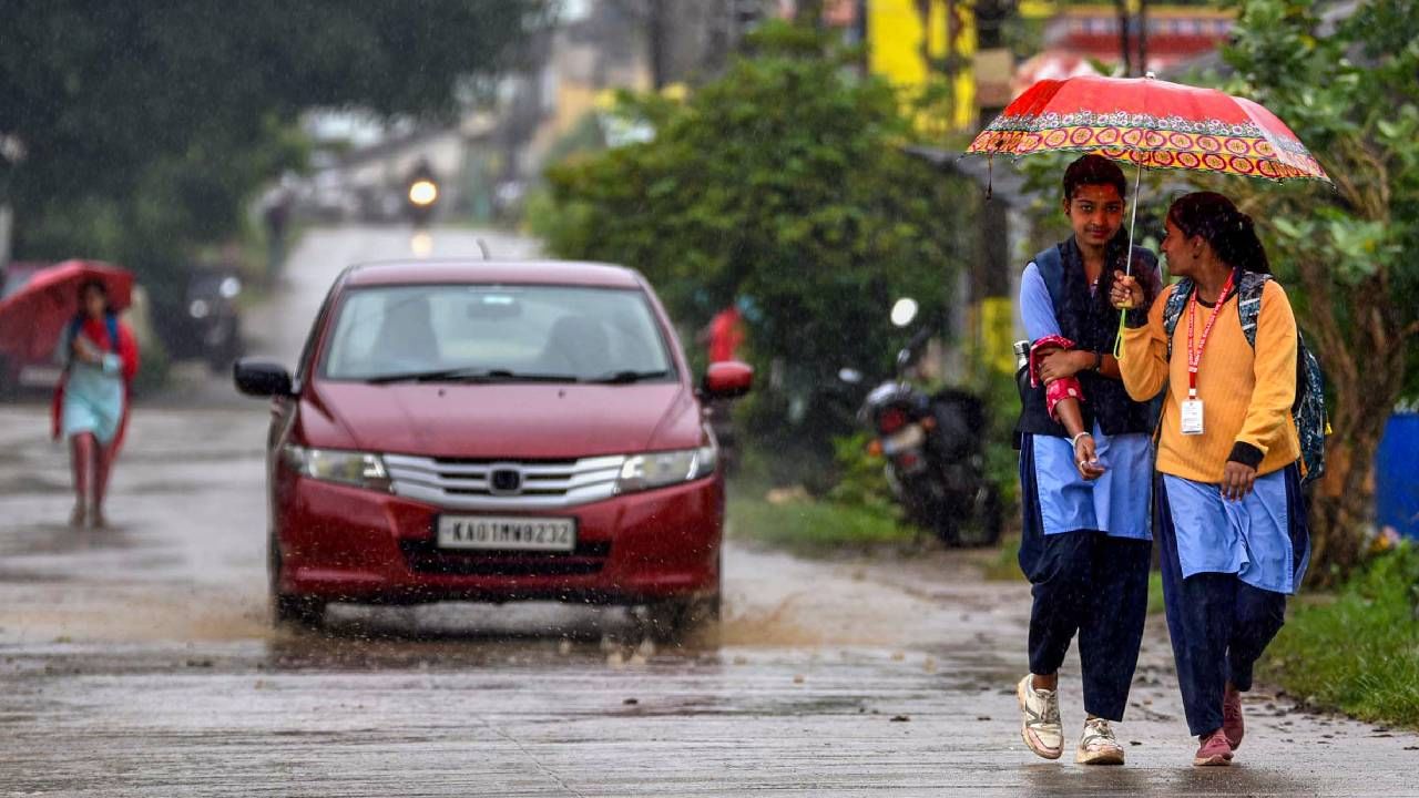 Kerala Rain Alert: ചക്രവാതച്ചുഴിയും ന്യൂനമർദ്ദപാത്തിയും; സംസ്ഥാനത്ത് കനത്ത മഴ, ഇന്ന് എട്ട് ജില്ലകളിൽ യെല്ലോ അലേർട്ട് Kerala Rain Alert: ചക്രവാതച്ചുഴിയും ന്യൂനമർദ്ദപാത്തിയും; സംസ്ഥാനത്ത് കനത്ത മഴ, ഇന്ന് എട്ട് ജില്ലകളിൽ യെല്ലോ അലേർട്ട്