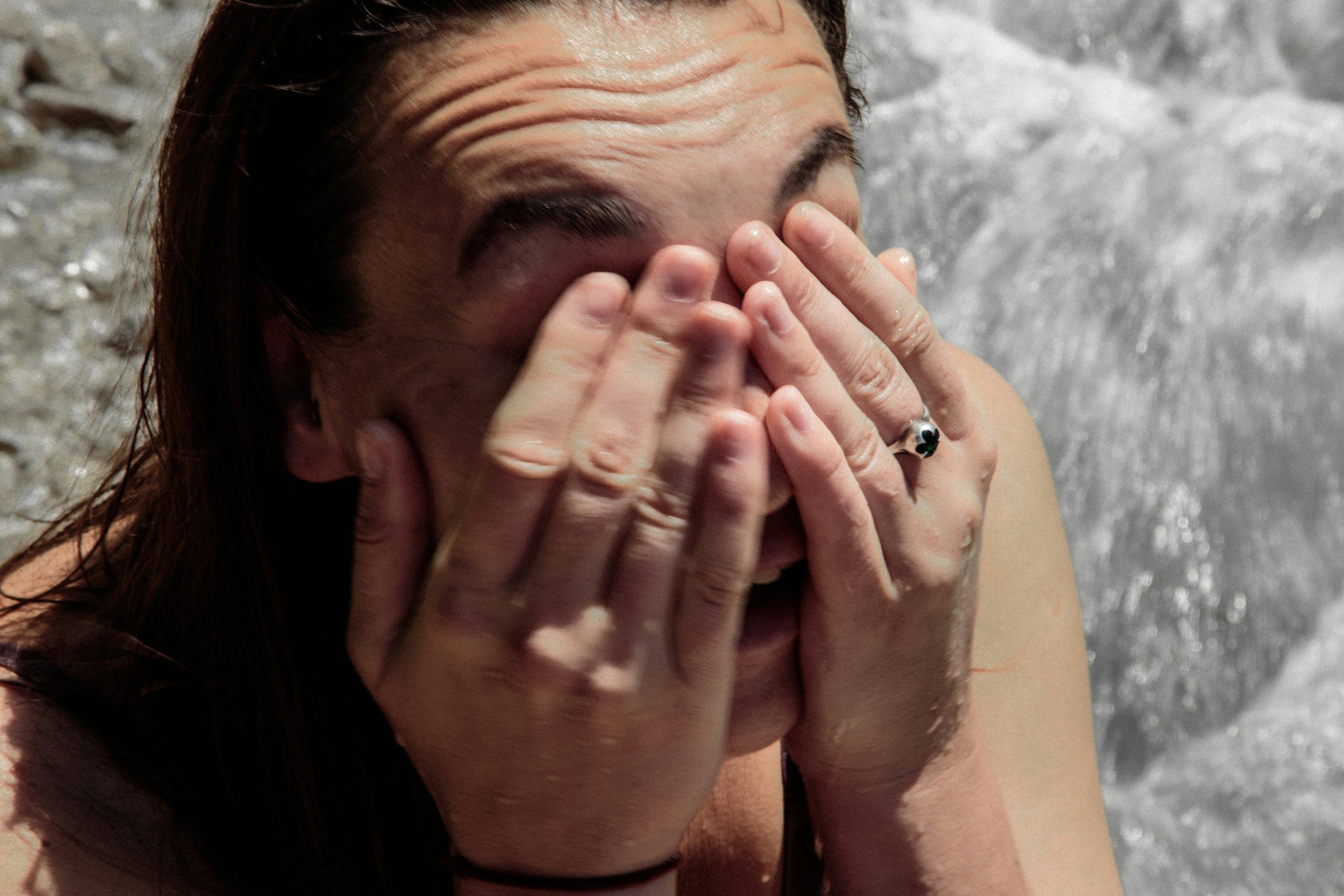  മഴക്കാലമായാൽ പലതരം രോ​ഗങ്ങൾ നാട്ടിലെങ്ങും പടർന്ന് പിടിക്കാറുണ്ട്. അത്തരത്തിൽ ഒന്നാണ് കണ്ണിനുണ്ടാകുന്ന അണുബാധ. ജൂലൈ, ഓഗസ്റ്റ് മാസങ്ങളിലാണ് സാധാരണയായി ഈ രോ​ഗം കാണപ്പെടുന്നത്. പകരാനുള്ള സാധ്യത കൂടുതലായതിനാൽ അതീവശ്രദ്ധ വേണ്ട രോ​ഗാവസ്ഥയാണിത്. സാധാരണ നാലോ അഞ്ചോ ദിവസത്തിനകം അസുഖം ഭേദമാകാറുണ്ട്. അതിൽ കൂടുതൽ ദിവസം വേണ്ടിവന്നാൽ അതീവ ശ്രദ്ധചെലുത്തണ്ട ആരോ​ഗ്യപ്രശ്നമാണ് ഈ കണ്ണുകളിലെ അണുബാധ. (Image Credits: Unsplash)
