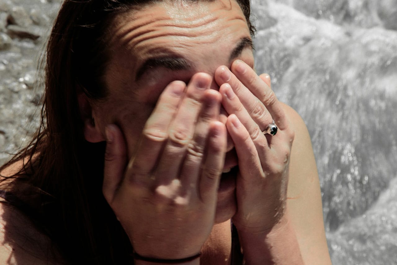  മഴക്കാലമായാൽ പലതരം രോ​ഗങ്ങൾ നാട്ടിലെങ്ങും പടർന്ന് പിടിക്കാറുണ്ട്. അത്തരത്തിൽ ഒന്നാണ് കണ്ണിനുണ്ടാകുന്ന അണുബാധ. ജൂലൈ, ഓഗസ്റ്റ് മാസങ്ങളിലാണ് സാധാരണയായി ഈ രോ​ഗം കാണപ്പെടുന്നത്. പകരാനുള്ള സാധ്യത കൂടുതലായതിനാൽ അതീവശ്രദ്ധ വേണ്ട രോ​ഗാവസ്ഥയാണിത്. സാധാരണ നാലോ അഞ്ചോ ദിവസത്തിനകം അസുഖം ഭേദമാകാറുണ്ട്. അതിൽ കൂടുതൽ ദിവസം വേണ്ടിവന്നാൽ അതീവ ശ്രദ്ധചെലുത്തണ്ട ആരോ​ഗ്യപ്രശ്നമാണ് ഈ കണ്ണുകളിലെ അണുബാധ. (Image Credits: Unsplash)
