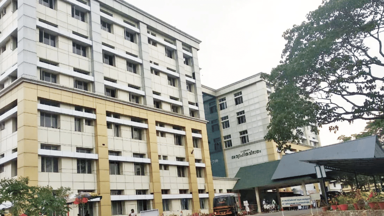 Kottayam Medical College: അടര്ന്ന് വീണ് കോണ്ക്രീറ്റ് പാളികള്, പരാതി നൽകിയിട്ടും ഫലമില്ല; കോട്ടയം മെഡിക്കൽ കോളേജ് മെൻസ് ഹോസ്റ്റലും അപകടാവസ്ഥയില് Kottayam Medical College: അടര്ന്ന് വീണ് കോണ്ക്രീറ്റ് പാളികള്, പരാതി നൽകിയിട്ടും ഫലമില്ല; കോട്ടയം മെഡിക്കൽ കോളേജ് മെൻസ് ഹോസ്റ്റലും അപകടാവസ്ഥയില്