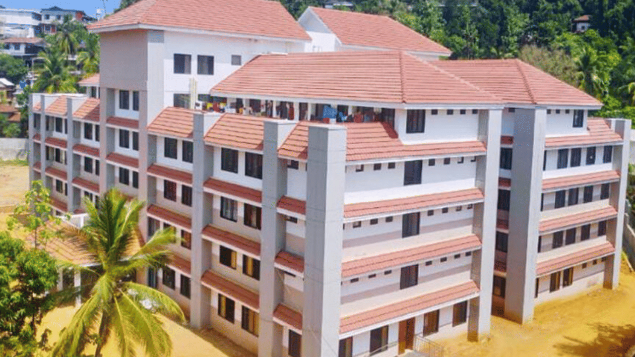 Manjeri Medical College: മഞ്ചേരി ​ഗവൺമെന്റ് മെഡിക്കൽ കോളേജ് കെട്ടിടത്തിന്റെ ജനൽ അടർന്നുവീണു; നഴ്സിം​ഗ് വിദ്യാർത്ഥികൾക്ക് പരിക്ക്