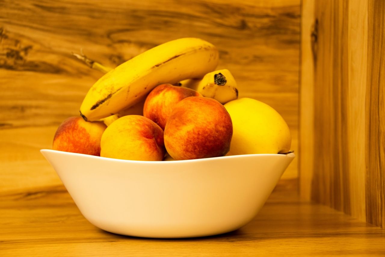 ലയിക്കുന്നതും ലയിക്കാത്തതുമായ നാരുകൾ ആപ്പിളിൽ അടങ്ങിയിട്ടുണ്ട്. പ്രത്യേകിച്ച് തൊലികളഞ്ഞ് കഴിക്കുകയാണെങ്കിൽ. ആപ്പിളിലെ പെക്റ്റിനുകൾ സുഗമമായ ദഹനത്തെ പിന്തുണക്കുന്നു. കൂടാതെ നല്ല കുടൽ ബാക്ടീരിയകളെ പോഷിപ്പിക്കാനും നല്ലതാണ്. മഴക്കാലത്തെ ദഹനപ്രശ്നങ്ങൾക്ക് ആപ്പിൾ നല്ലതാണ്. എന്നാൽ അമിതമാകരുത്. അത് ചിലപ്പോൾ വയറു വീർക്കുന്നതിനും കാരണമാകും. തണുത്തവയും ഒഴിവാക്കാം. (Image Credits: Unsplash)