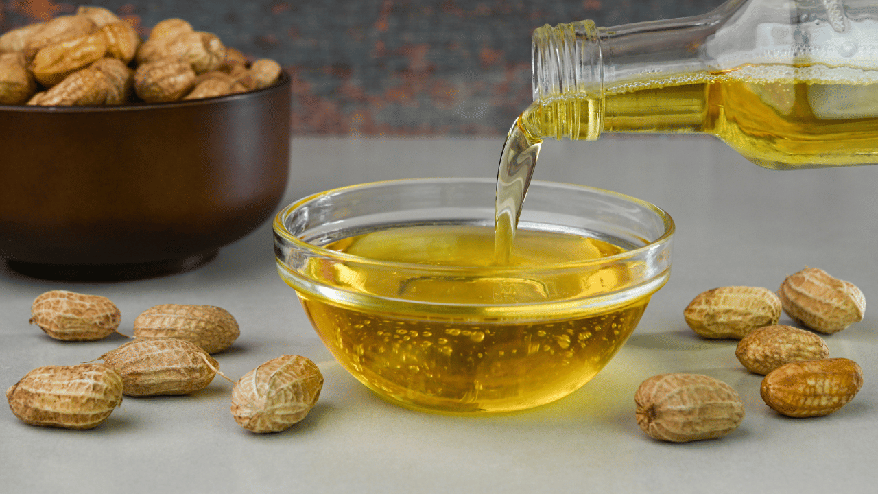 നിലകടല എണ്ണ: ലോകത്തിന്റെ പല ഭാഗങ്ങളിലും പാചകത്തിനായി നിലകടല എണ്ണ ഉപയോഗിക്കാറുണ്ട്. രുചികരമായ സ്വാദിനൊപ്പം നിരവധി ആരോ​ഗ്യ​ഗുണങ്ങളും നിലകടല എണ്ണ നൽകുന്നു. മാ‍ർക്കറ്റിൽ 220 രൂപയ്ക്ക് ഇവ ലഭ്യമാണ്. ( Image Credits: Getty Images )