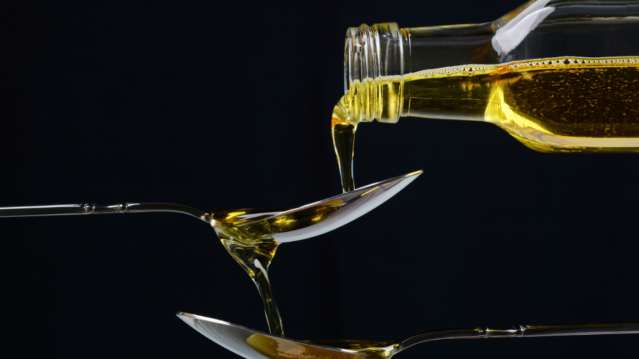 റൈസ് ബ്രാൻ (തവിടെണ്ണ): വെളിച്ചെണ്ണയുടെ വില കൂടിയ സാഹചര്യത്തിൽ റൈസ് ബ്രാൻ അല്ലെങ്കിൽ തവിടെണ്ണയെ ആശ്രയിക്കാവുന്നതാണ്. അരിയുടെ തവിടിൽ നിന്നും വേർതിരിച്ചെടുക്കുന്ന എണ്ണയാണ് തവിടെണ്ണ.160 രൂപയാണ് തവിടെണ്ണയുടെ വില. ( Image Credits: Getty Images )