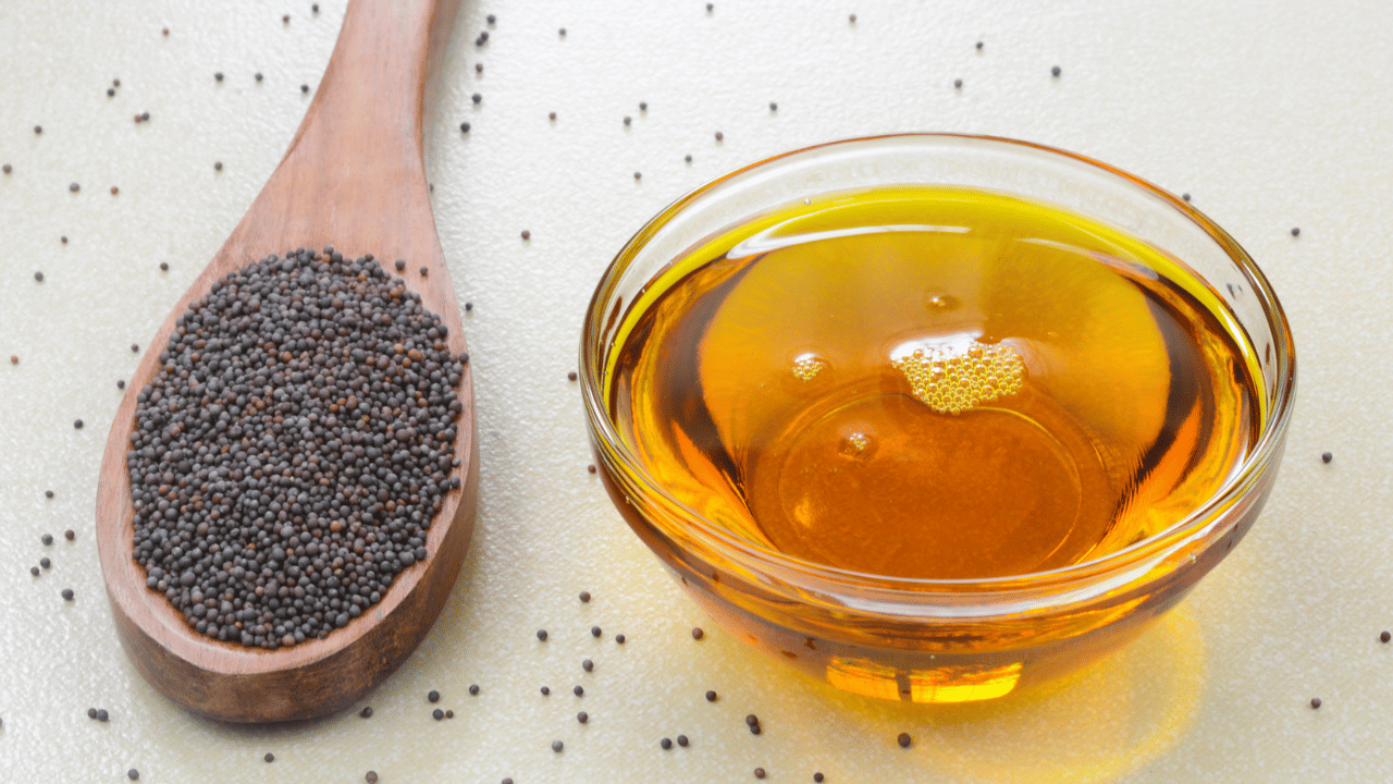 കടുകെണ്ണ: വെളിച്ചെണ്ണയ്ക്ക് പകരമുള്ള മറ്റൊരു ബദൽ മാർഗമാണ് കടുകെണ്ണ. നമുക്ക് വെളിച്ചെണ്ണ പോലെ വടക്കേ ഇന്ത്യക്കാർക്ക്  പ്രിയപ്പെട്ടതാണ്  കടുകെണ്ണ.  മാർക്കറ്റിൽ ഏകദേശം 190 രൂപയ്ക്ക് കടുകെണ്ണ വാങ്ങാവുന്നതാണ്. ( Image Credits: Getty Images )