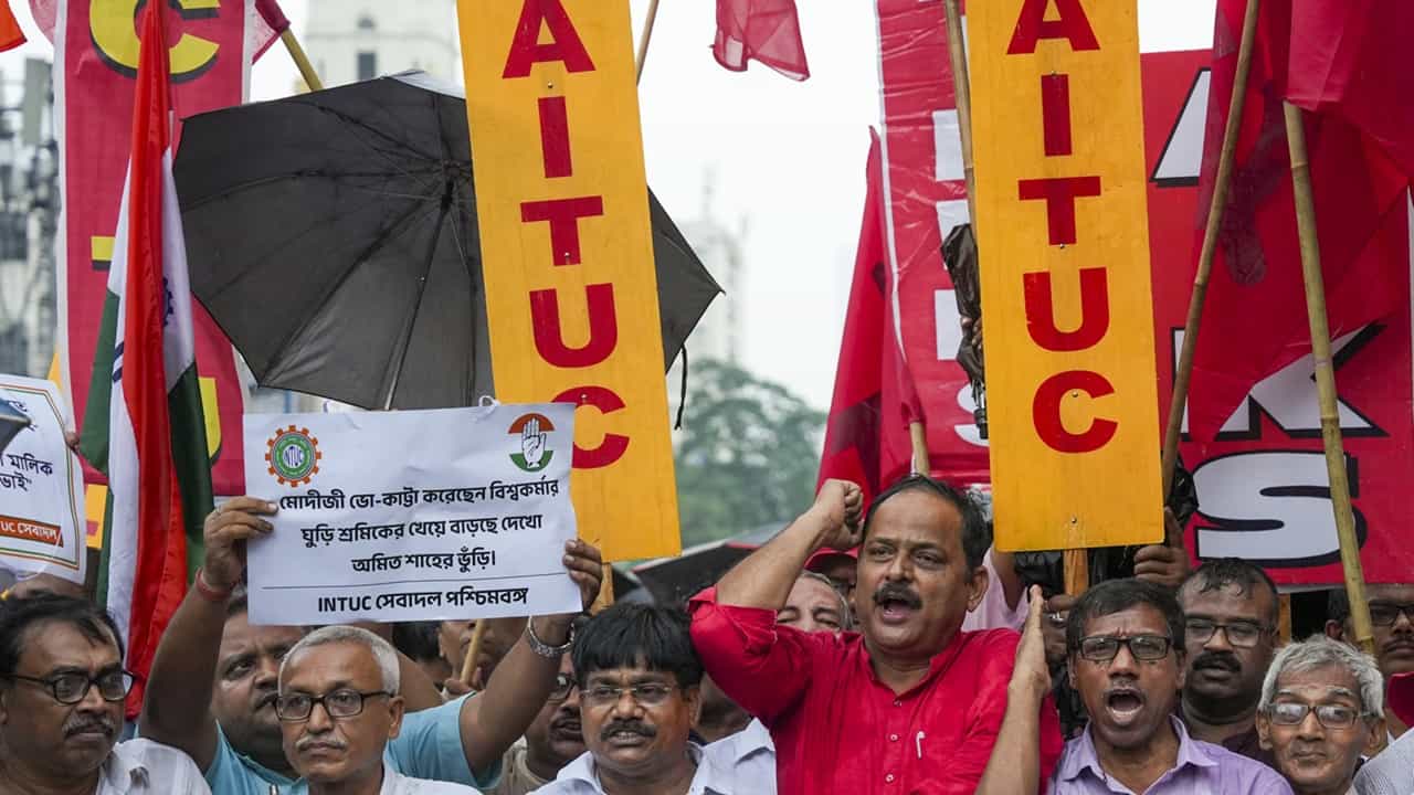 Kerala Private Bus And All India Strike 2025: ഇന്ന് സ്വകാര്യ ബസ് സമരം, നാളെ ദേശീയ പണിമുടക്ക്; ജനജീവിതം സ്തംഭിക്കും; അവധി കിട്ടുമോ?