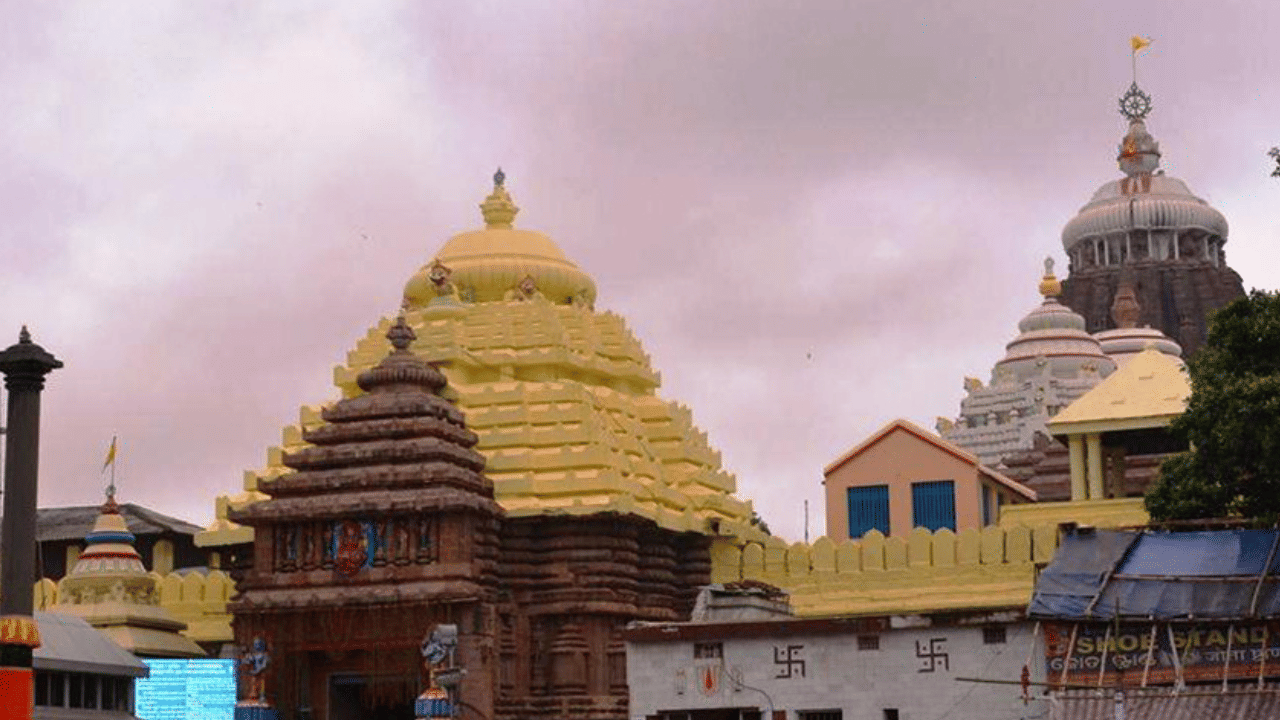 Puri Jagannaths Temple: 215 അടി ഉയരത്തിൽ കാറ്റിനെതിരേ പറക്കുന്ന പുരി ജഗന്നാഥന്റെ കൊടി, ആചാരങ്ങൾക്കു പിന്നിലെ കഥ Puri Jagannaths Temple: 215 അടി ഉയരത്തിൽ കാറ്റിനെതിരേ പറക്കുന്ന പുരി ജഗന്നാഥന്റെ കൊടി, ആചാരങ്ങൾക്കു പിന്നിലെ കഥ