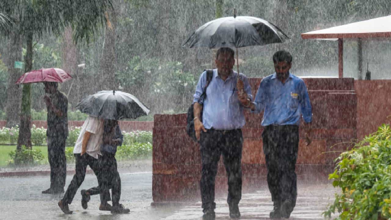 Kerala Rain Alert Update: മഴ മുന്നറിയിപ്പില് മാറ്റം; ജൂലൈ 26 വരെ കനത്ത മഴ തുടരും, ഒമ്പത് ജില്ലകളില് യെല്ലോ അലർട്ട് Kerala Rain Alert Update: മഴ മുന്നറിയിപ്പില് മാറ്റം; ജൂലൈ 26 വരെ കനത്ത മഴ തുടരും, ഒമ്പത് ജില്ലകളില് യെല്ലോ അലർട്ട്