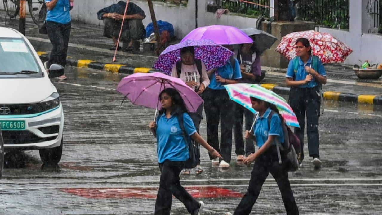 Kerala Rain Holiday: മഴ: രണ്ട് ജില്ലകളിലും 3 താലൂക്കുകളിലും ഇന്ന് വിദ്യാഭ്യാസ സ്ഥാപനങ്ങള്‍ക്ക് അവധി