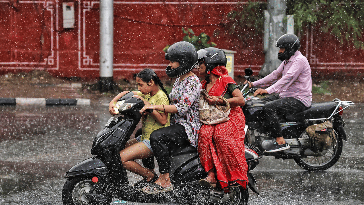 Kerala Rain Alert: തീവ്ര ന്യുനമർദ്ദം; സംസ്ഥാനത്ത് മൂന്ന് ജില്ലകളിൽ റെഡ് അലർട്ട്, നദികളിൽ ജലനിരപ്പ് ഉയരുന്നു Kerala Rain Alert: തീവ്ര ന്യുനമർദ്ദം; സംസ്ഥാനത്ത് മൂന്ന് ജില്ലകളിൽ റെഡ് അലർട്ട്, നദികളിൽ ജലനിരപ്പ് ഉയരുന്നു