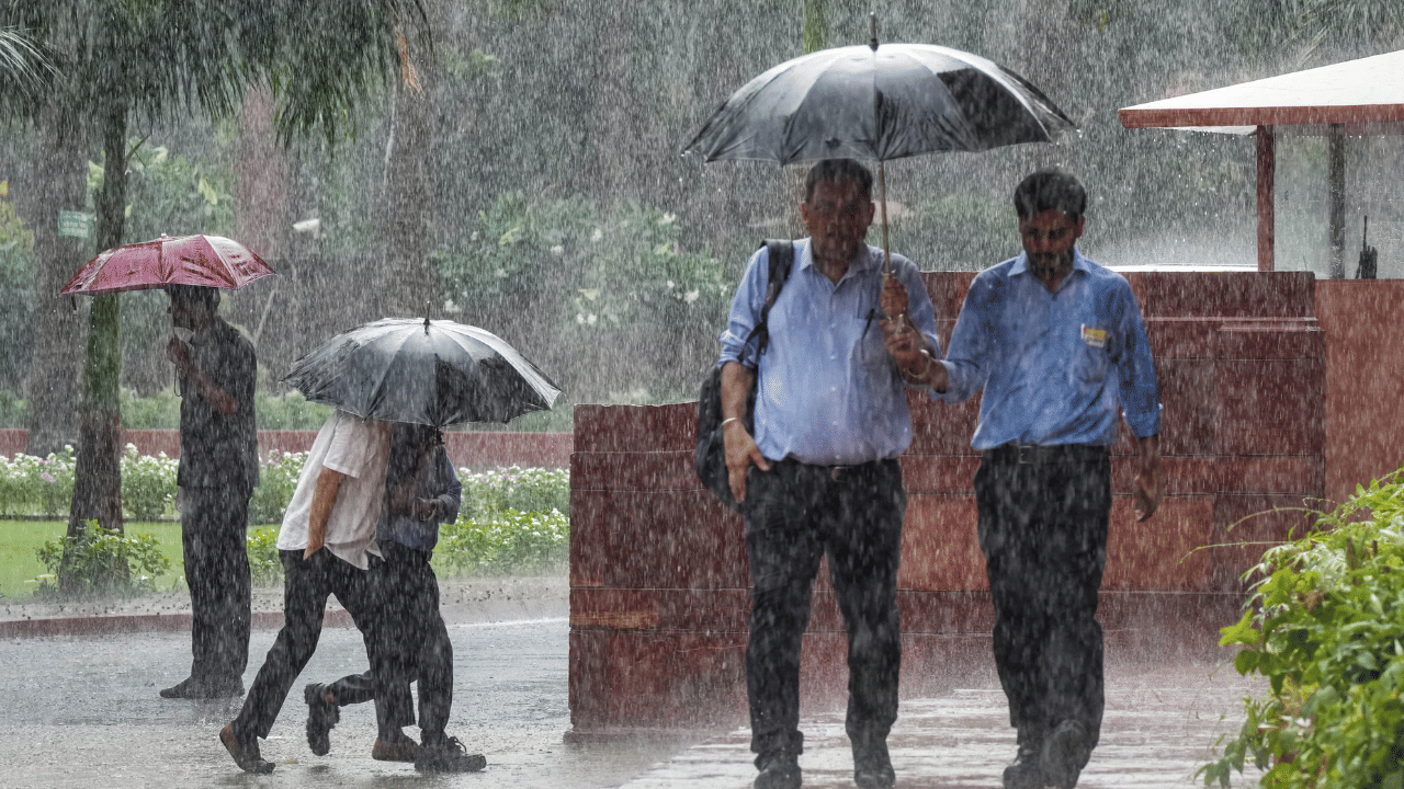 Kerala Rain Alert: പുതിയ ന്യൂനമർദ്ദം! സംസ്ഥാനത്ത് മഴ വീണ്ടും ശക്തമാകും; രണ്ട് ജില്ലകളിൽ ഒറഞ്ച് അലർട്ട്