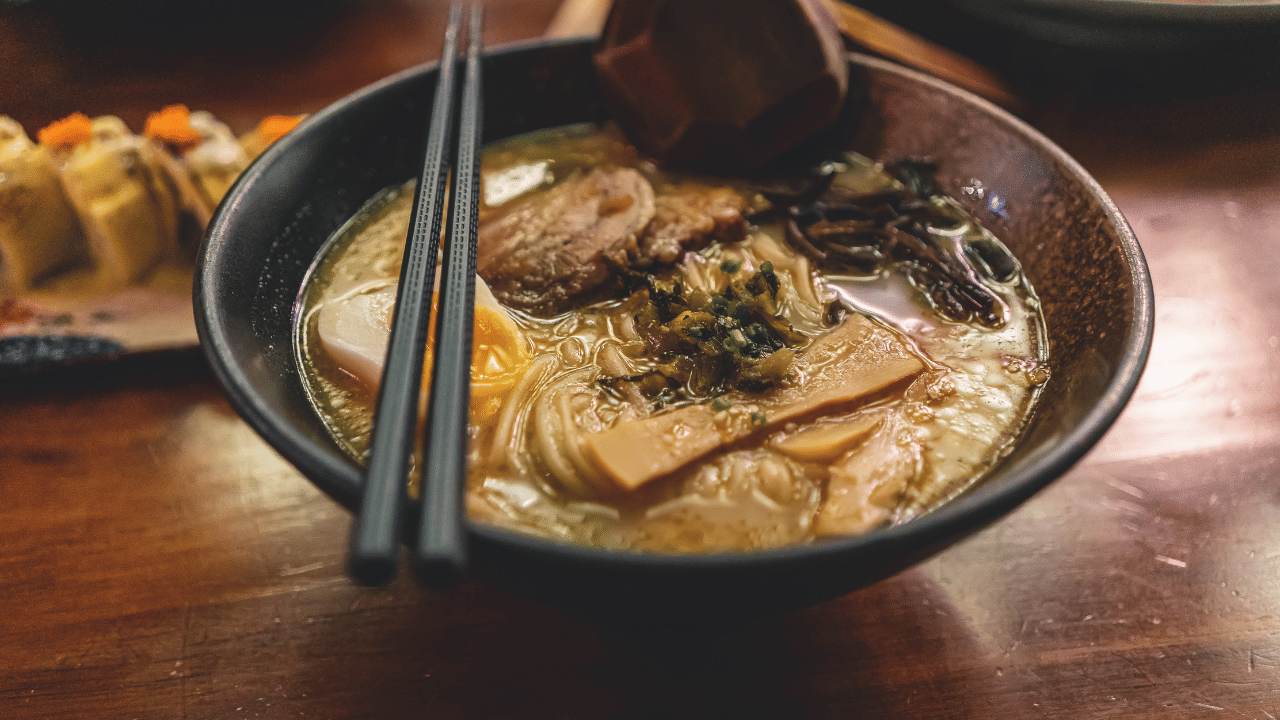 Ramen Japanese food: കേരളത്തിൽ റാമെൻ തരംഗം: വിദേശ വിഭവം നാടൻ രുചിയായി മാറുന്നു Ramen Japanese food: കേരളത്തിൽ റാമെൻ തരംഗം: വിദേശ വിഭവം നാടൻ രുചിയായി മാറുന്നു