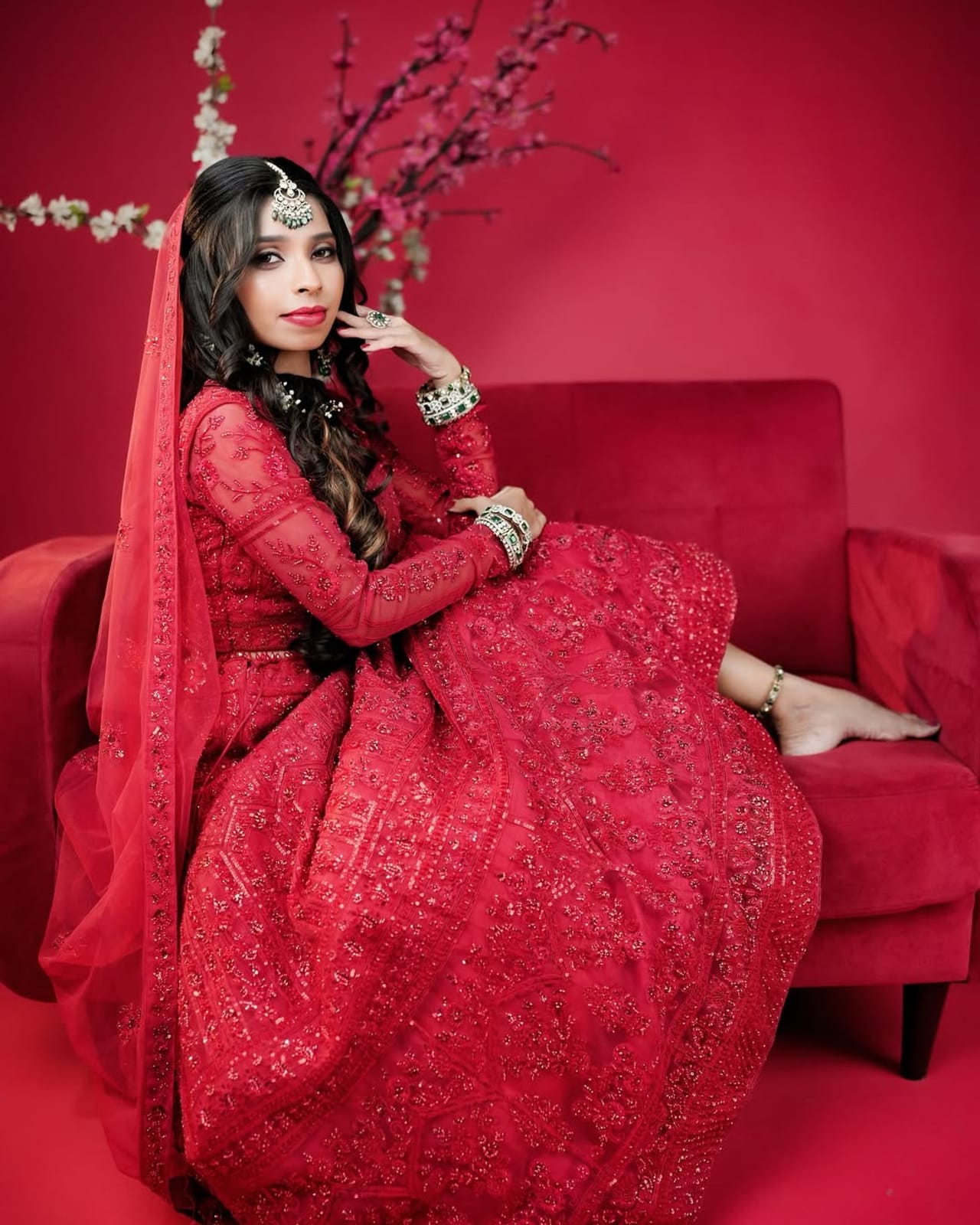 സോഷ്യൽ മീഡിയ പ്രേക്ഷകർക്ക് ഏറെ സുപരിചിതയാണ് മിമിക്രി കലാകാരൻ കൊല്ലം സുധിയുടെ ഭാര്യ രേണു സുധി. സമൂഹ മാധ്യമങ്ങളിൽ സജീവമായ രേണു വ്യത്യസ്തമായ ഫോട്ടോഷൂട്ടിലൂടെയും റീലുകളിലൂടെയും ശ്രദ്ധേയമാണ്. എന്നാൽ വലിയ രീതിയിലുള്ള അധിക്ഷേപങ്ങളും വിമർശനങ്ങളുമാണ് രേണുവിനെ തേടിയെത്തുന്നത്. (Image Credits:InstagramRenu Sudhi)
