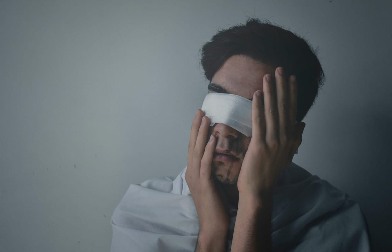 കണ്ണിന്റെ കൃഷ്‌ണമണിയിലേക്ക് അണുബാധ പടർന്നാൽ കാഴ്‌ചയെ ബാധിക്കാൻ സാധ്യതയുണ്ട്. ഇത് വളരെ വിരളമാണെങ്കിലും അസുഖബാധിതർ ഡോക്ടറുടെ സഹായം തേടുകയും കൃത്യമായി മരുന്നുപയോഗിക്കാൻ ശ്രദ്ധിക്കുകയും വേണം. (Image Credits: Unsplash)