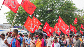 National General Strike: പണിമുടക്കാം…ബന്ദ് നിയമവിരുദ്ധം, പ്രതിഷേധിക്കാർ ചെയ്യുന്നതിന്റെ നിയമ സാധ്യത ഇങ്ങനെ National General Strike: പണിമുടക്കാം…ബന്ദ് നിയമവിരുദ്ധം, പ്രതിഷേധിക്കാർ ചെയ്യുന്നതിന്റെ നിയമ സാധ്യത ഇങ്ങനെ...