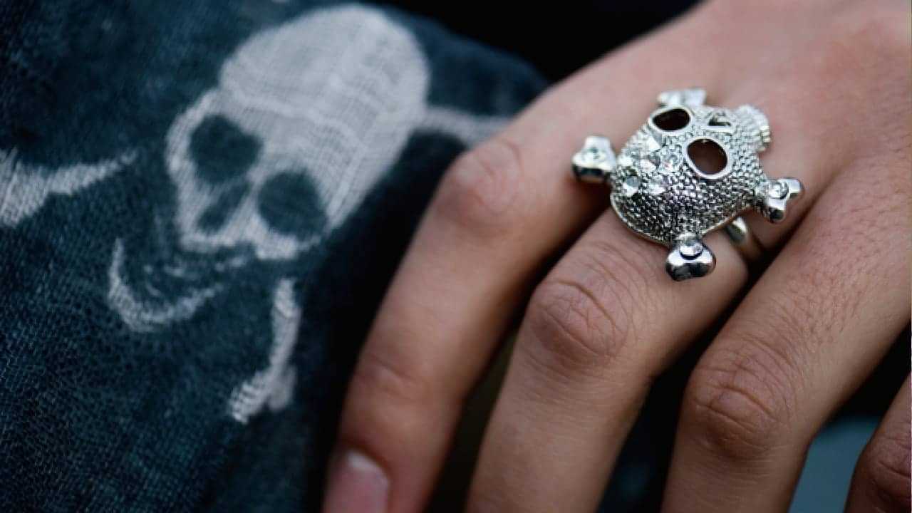 ആമ മോതിരം ധരിക്കുന്നത് നല്ലതാണോ? ഏത് വിരലിൽ ധരിക്കണം? ഈ തെറ്റുകൾ അരുത് ആമ മോതിരം ധരിക്കുന്നത് നല്ലതാണോ? ഏത് വിരലിൽ ധരിക്കണം? ഈ തെറ്റുകൾ അരുത്