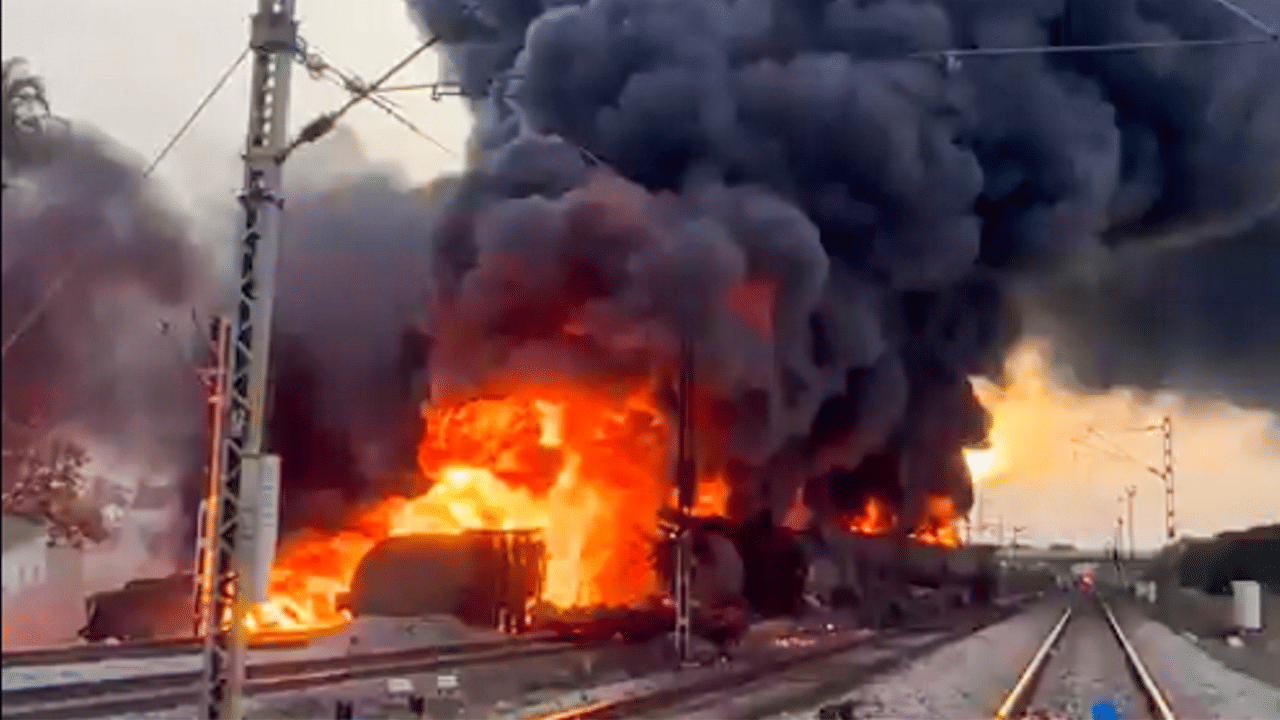 Tamil Nadu train fire: തമിഴ്നാട്ടിലെ ട്രെയിൻ തീപിടിത്തത്തിൽ അട്ടിമറി? പാളത്തിൽ വിള്ളൽ കണ്ടെത്തി Tamil Nadu train fire: തമിഴ്നാട്ടിലെ ട്രെയിൻ തീപിടിത്തത്തിൽ അട്ടിമറി? പാളത്തിൽ വിള്ളൽ കണ്ടെത്തി